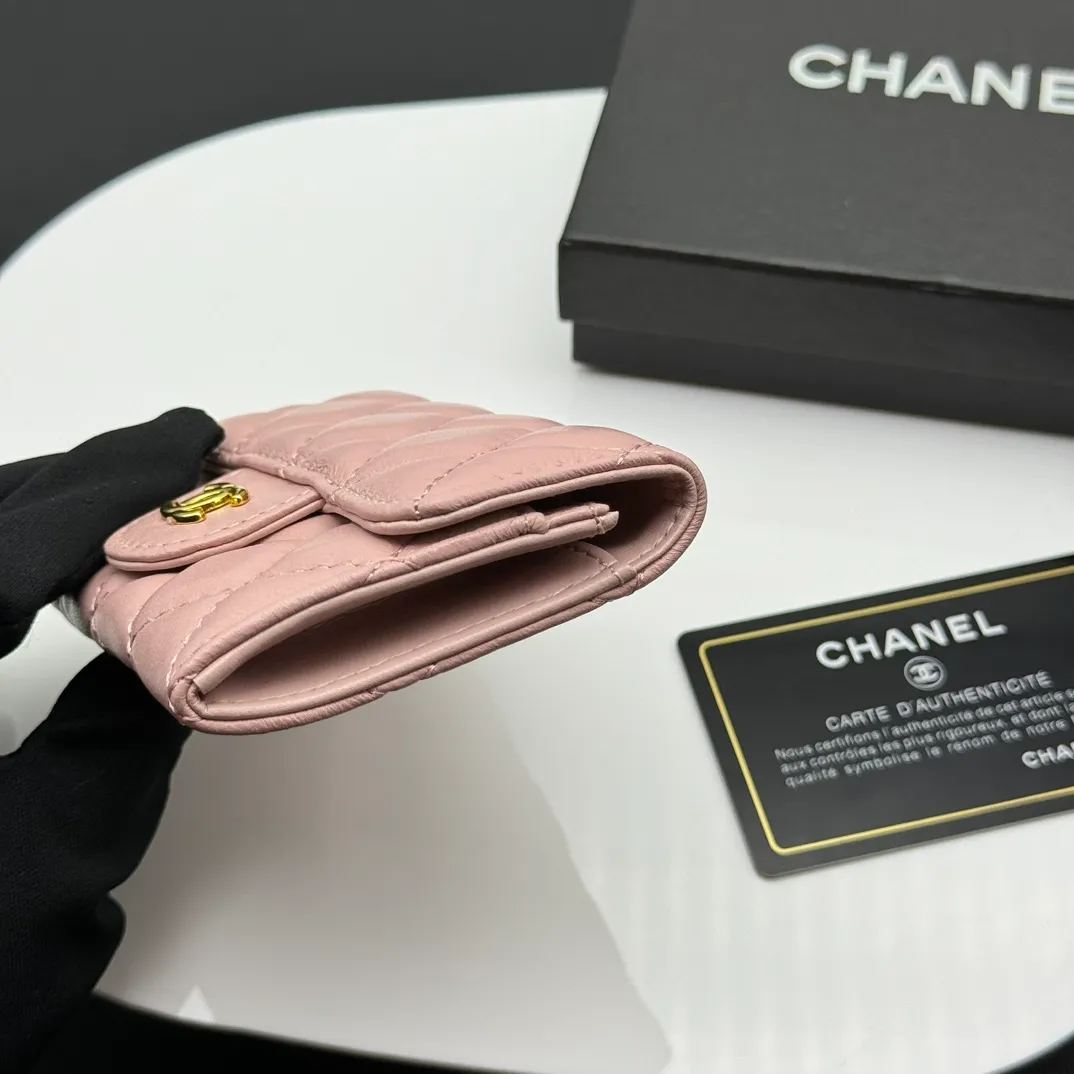 💰130 💎Top quality 💖 𝑪𝑯𝑨𝑵𝑬𝑳 Sheep pattern pink/gold 💌 23K classic diamond pattern lambskin Chanel wallet 👛 CHANEL Classic Series Many new cf small card bags are available! This card holder has an extra card pocket at the back than the previous classic card holder❤️You can store cards and coins separately😊A very practical coin purse❤️Model number: AP458 Size: 11X7.5X2