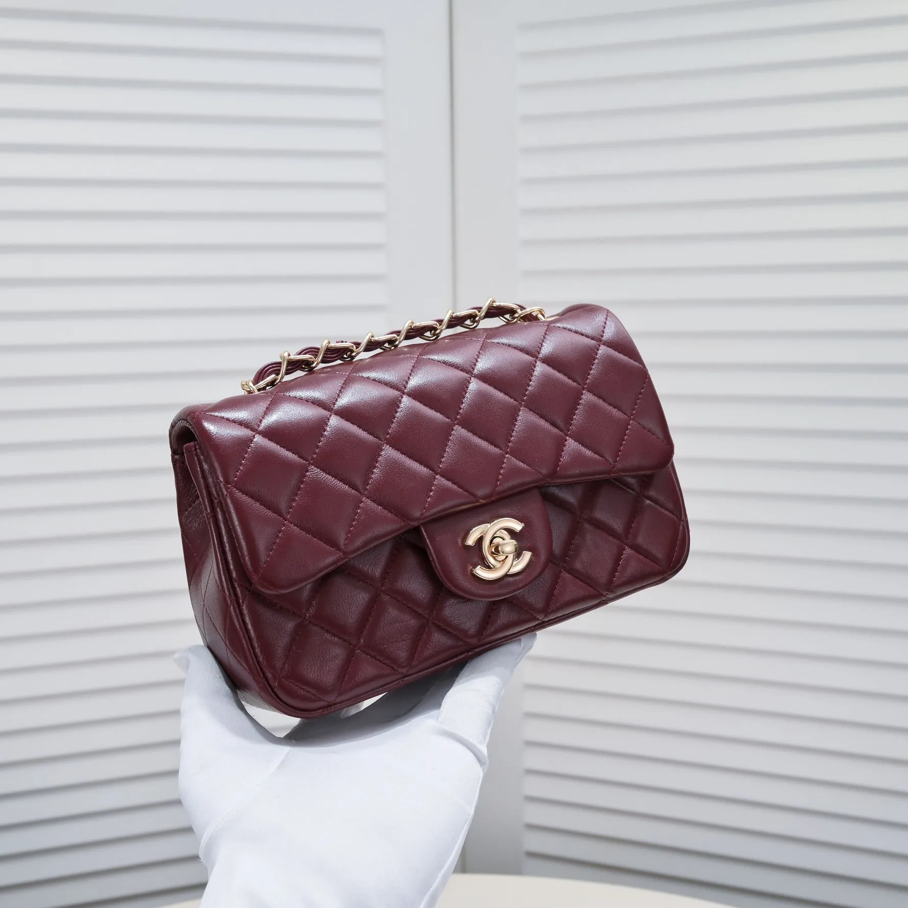 💰320￥Maroon CF versatile lambskin🌹 Chanel💃🏻‼ ️Eternal classic style [shy] noble temperament💃🏻favorite of celebrities🌟soft leather and high-end👍counter hardware exquisite workmanship to reject flaws [strong] both dazzling and feminine 😝[strong] luxurious and durable🌟Size: 20*14*7cm Style number: 1116