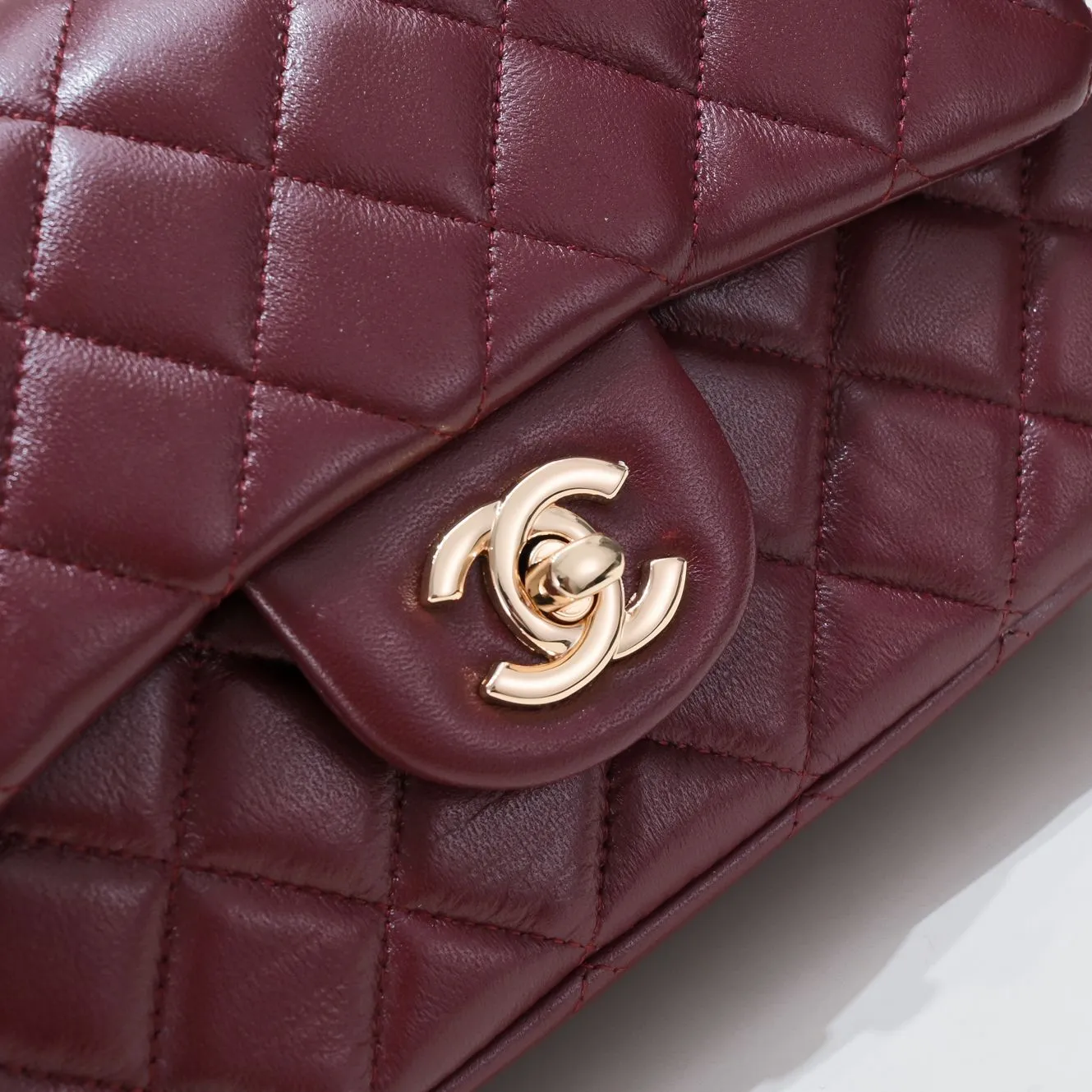 💰320￥Maroon CF versatile lambskin🌹 Chanel💃🏻‼ ️Eternal classic style [shy] noble temperament💃🏻favorite of celebrities🌟soft leather and high-end👍counter hardware exquisite workmanship to reject flaws [strong] both dazzling and feminine 😝[strong] luxurious and durable🌟Size: 20*14*7cm Style number: 1116