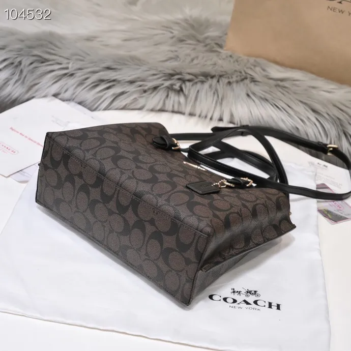 P340 [Top original order] Coach's new Mollie tote tote bag, small size c4250. Small tote bags are very popular recently~ It has a tote shape and is very delicate and compact. The presbyopic color is particularly classic, and the compartment has a zipper, which is very practical! Size:25*19*12cm