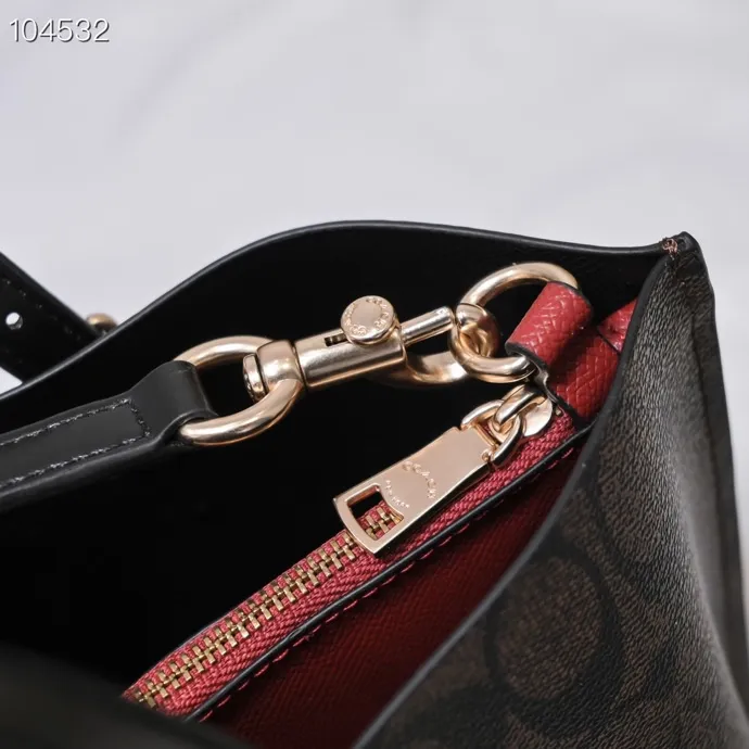 P340 [Top original order] Coach's new Mollie tote tote bag, small size c4250. Small tote bags are very popular recently~ It has a tote shape and is very delicate and compact. The presbyopic color is particularly classic, and the compartment has a zipper, which is very practical! Size:25*19*12cm