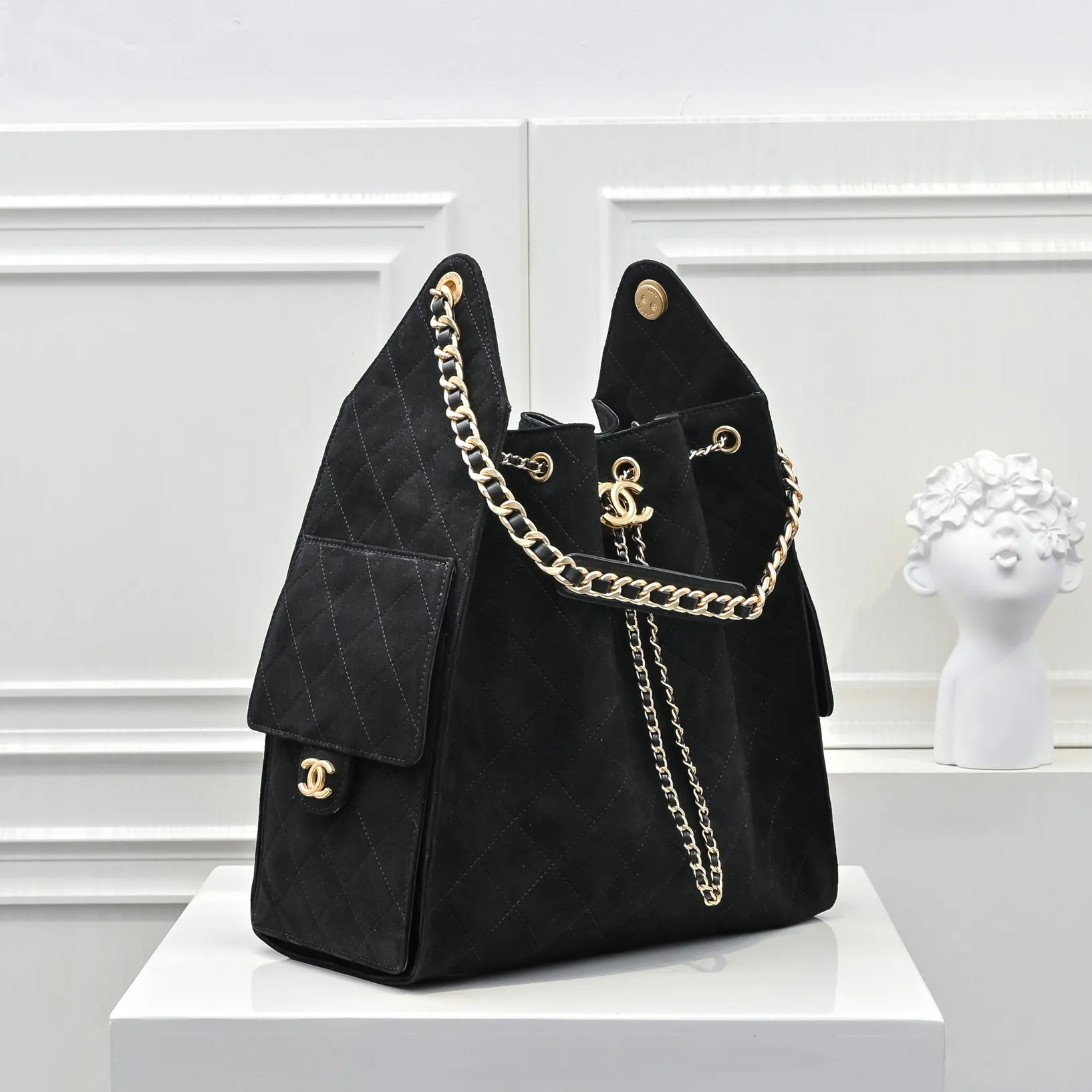 💰620￥Large size upgraded chanel 25c bag king suede cowhide hobo armpit bag hippie armpit bag large retro gold coin button drawstring bucket bag + rhombus pattern + retro black gold classic chain design, full of luxury! A must-have for daily travel, with exquisite appearance and delicate texture, it can be easily worn in both casual and formal occasions. Size: 40x30x15cm Style No.: 7073 Material: Matte cowhide