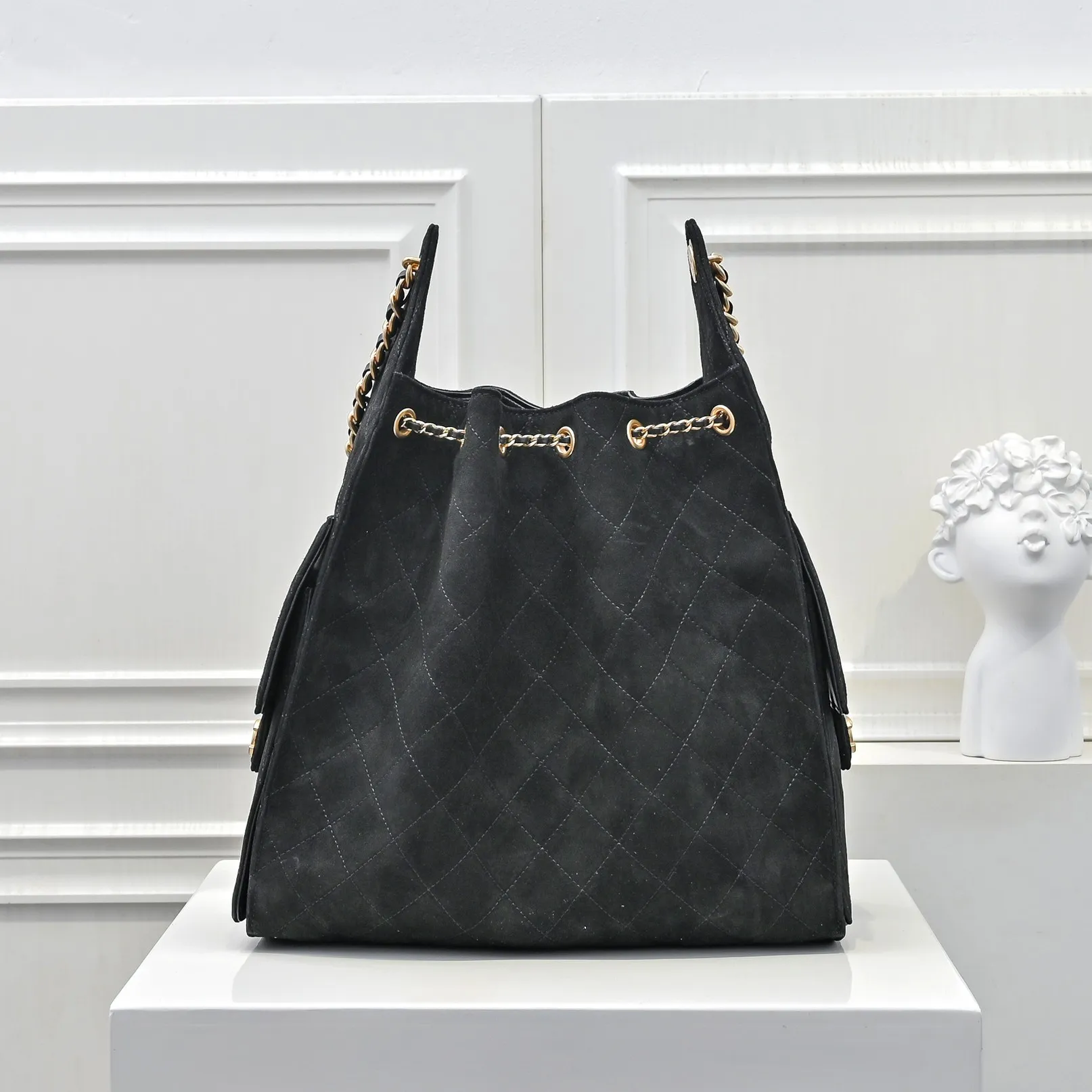 💰620￥Large size upgraded chanel 25c bag king suede cowhide hobo armpit bag hippie armpit bag large retro gold coin button drawstring bucket bag + rhombus pattern + retro black gold classic chain design, full of luxury! A must-have for daily travel, with exquisite appearance and delicate texture, it can be easily worn in both casual and formal occasions. Size: 40x30x15cm Style No.: 7073 Material: Matte cowhide