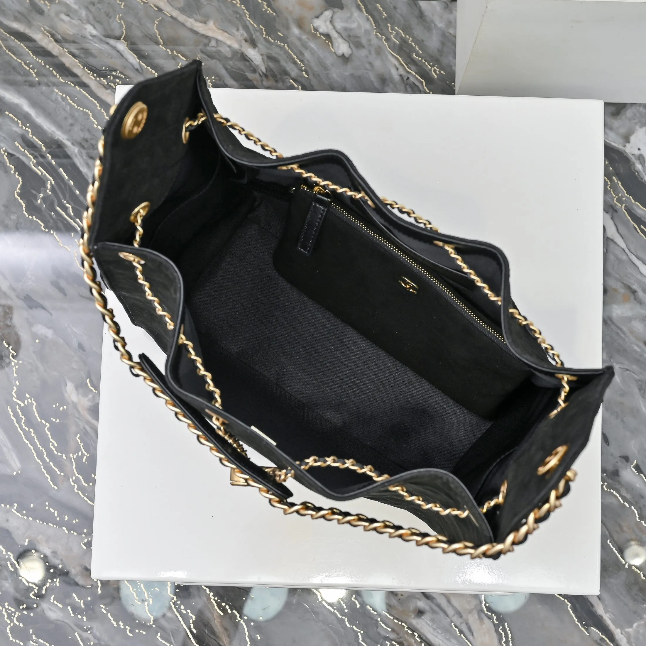 💰620￥Large size upgraded chanel 25c bag king suede cowhide hobo armpit bag hippie armpit bag large retro gold coin button drawstring bucket bag + rhombus pattern + retro black gold classic chain design, full of luxury! A must-have for daily travel, with exquisite appearance and delicate texture, it can be easily worn in both casual and formal occasions. Size: 40x30x15cm Style No.: 7073 Material: Matte cowhide