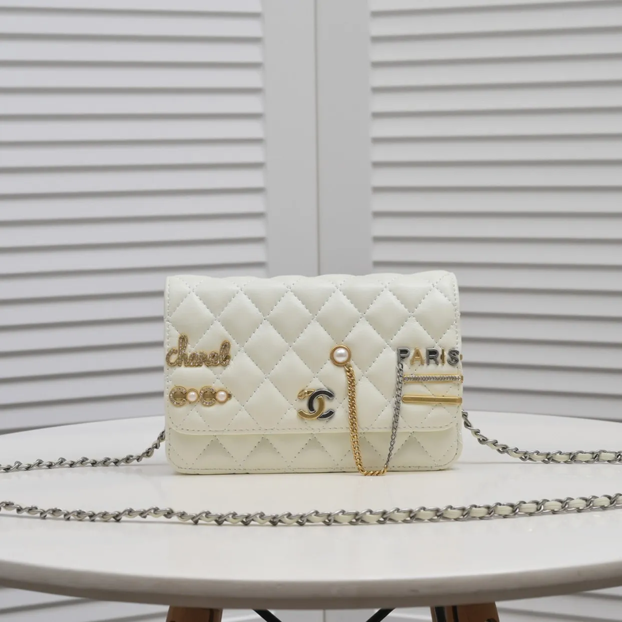 💰380￥✨✨ Chanel 2021ss✨C f style chain inlaid C H A N E L letter hardware is undoubtedly a new work, western and fashionable fashion💕 The latest C f micro-stamp style, the front panel is filled with small fragrance patterns, so beautiful, beauties want a different fortune bag Style number: 33814 letters