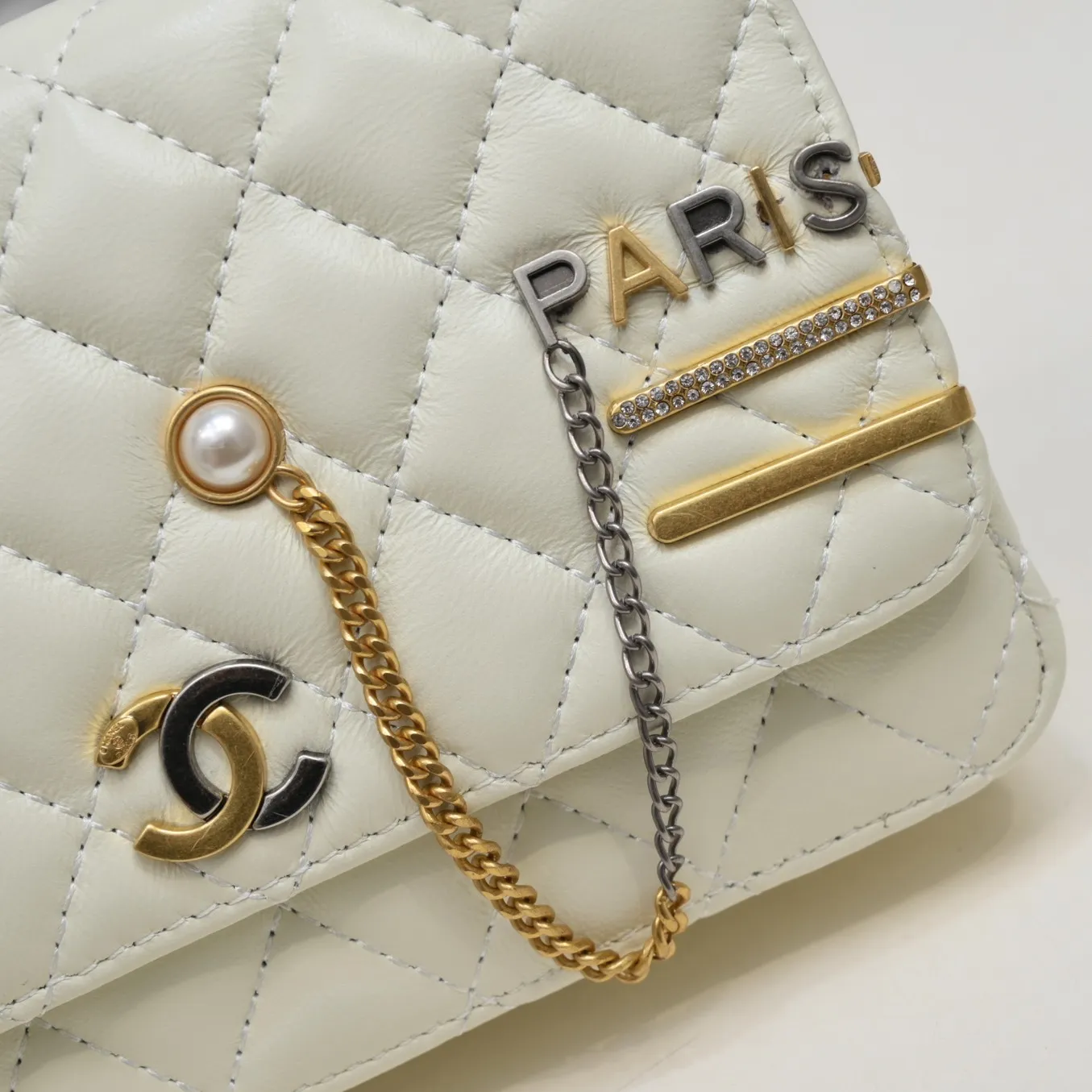 💰380￥✨✨ Chanel 2021ss✨C f style chain inlaid C H A N E L letter hardware is undoubtedly a new work, western and fashionable fashion💕 The latest C f micro-stamp style, the front panel is filled with small fragrance patterns, so beautiful, beauties want a different fortune bag Style number: 33814 letters