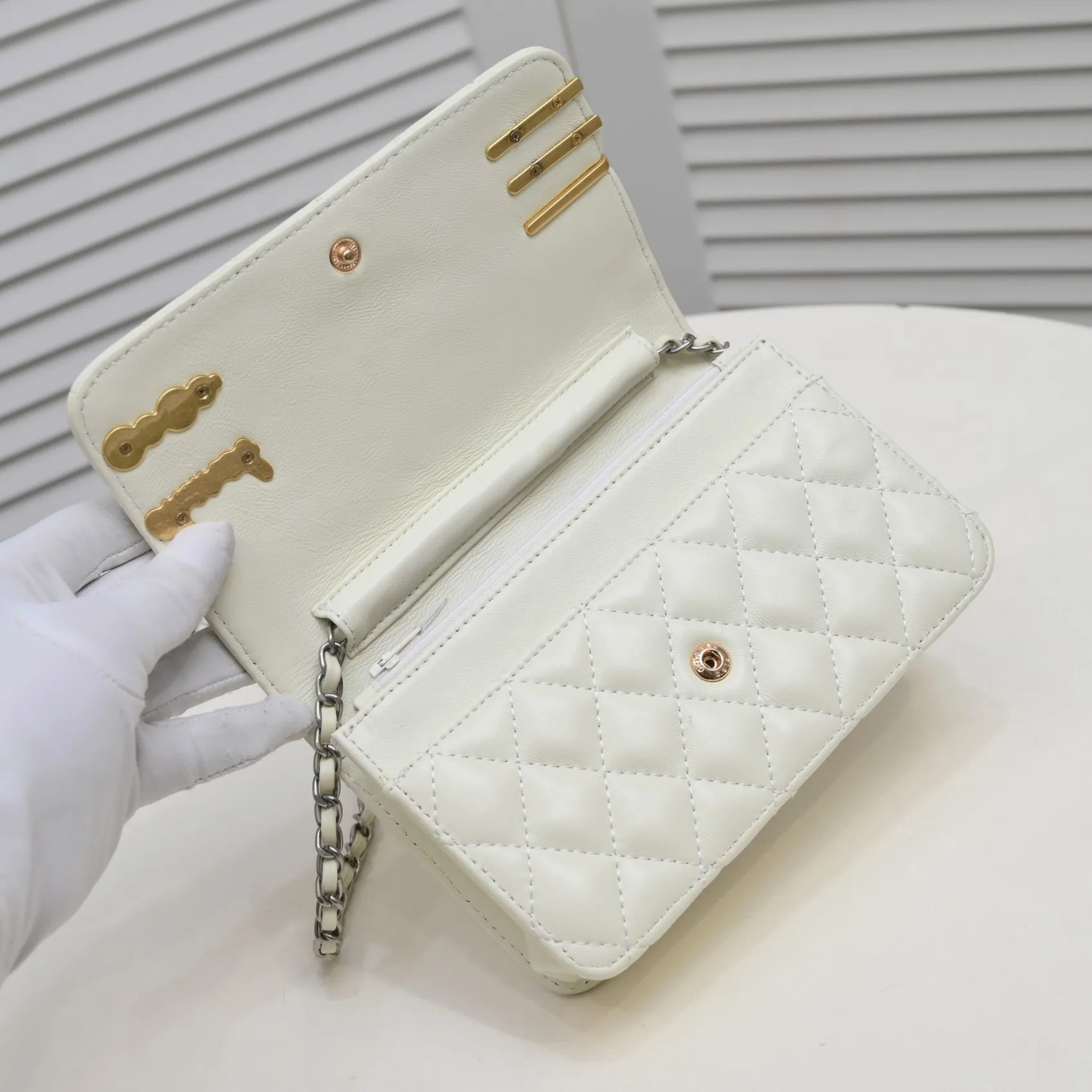 💰380￥✨✨ Chanel 2021ss✨C f style chain inlaid C H A N E L letter hardware is undoubtedly a new work, western and fashionable fashion💕 The latest C f micro-stamp style, the front panel is filled with small fragrance patterns, so beautiful, beauties want a different fortune bag Style number: 33814 letters