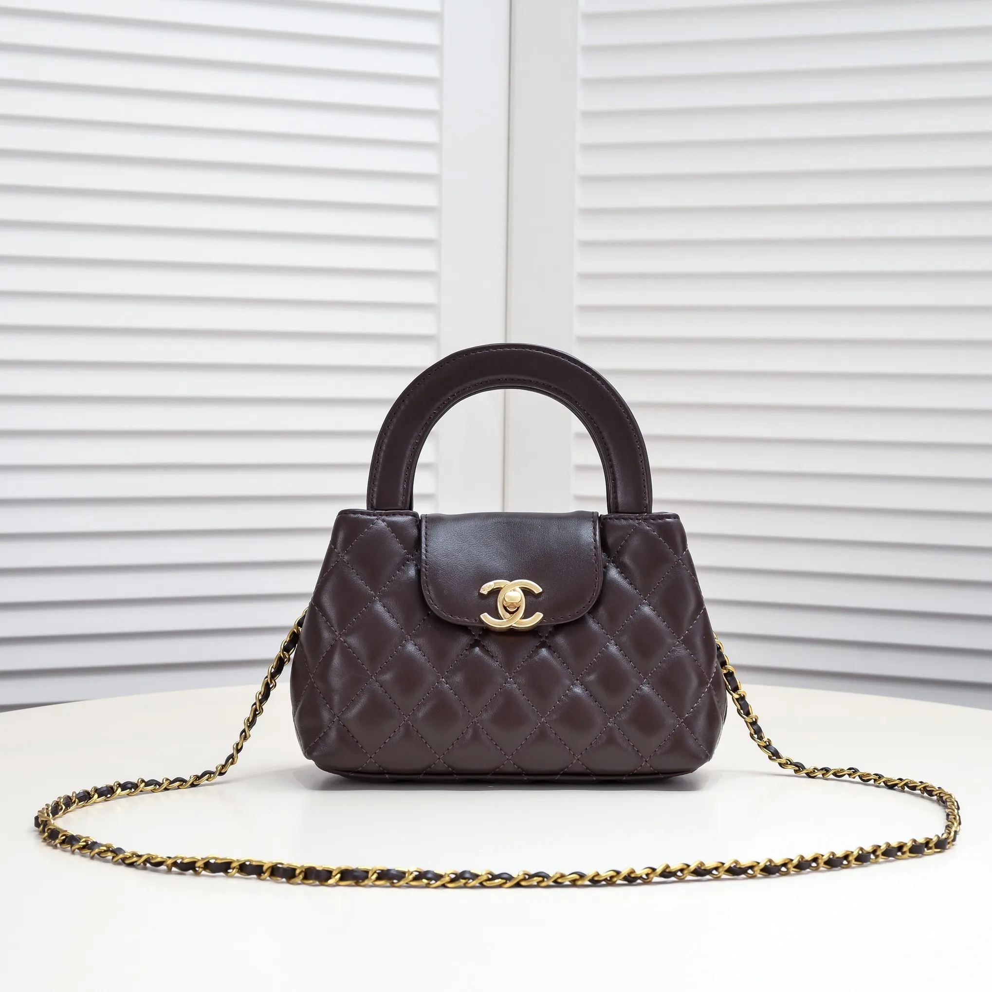 💰360￥💜Chane1’s new bag is so beautiful🎗️ 🖤Chanel23/24 autumn and winter show is full of camellias, and the new bags are so beautiful! 🦢The theme and design inspiration are related to the brand’s iconic camellia, which looks beautiful and exquisite. 🥇Made from sheepskin! 🌸As creative director Virginie Viard said: "Camellia is not only a theme, but a timeless and classic style symbol of the brand. It makes me feel safe and friendly. I love its softness and strength. 👸🏻, retro, elegant, and a feeling of dreaming back to the peak period of Galeries Lafayette! Style number: 6170 🦋size: 19*13*7cm