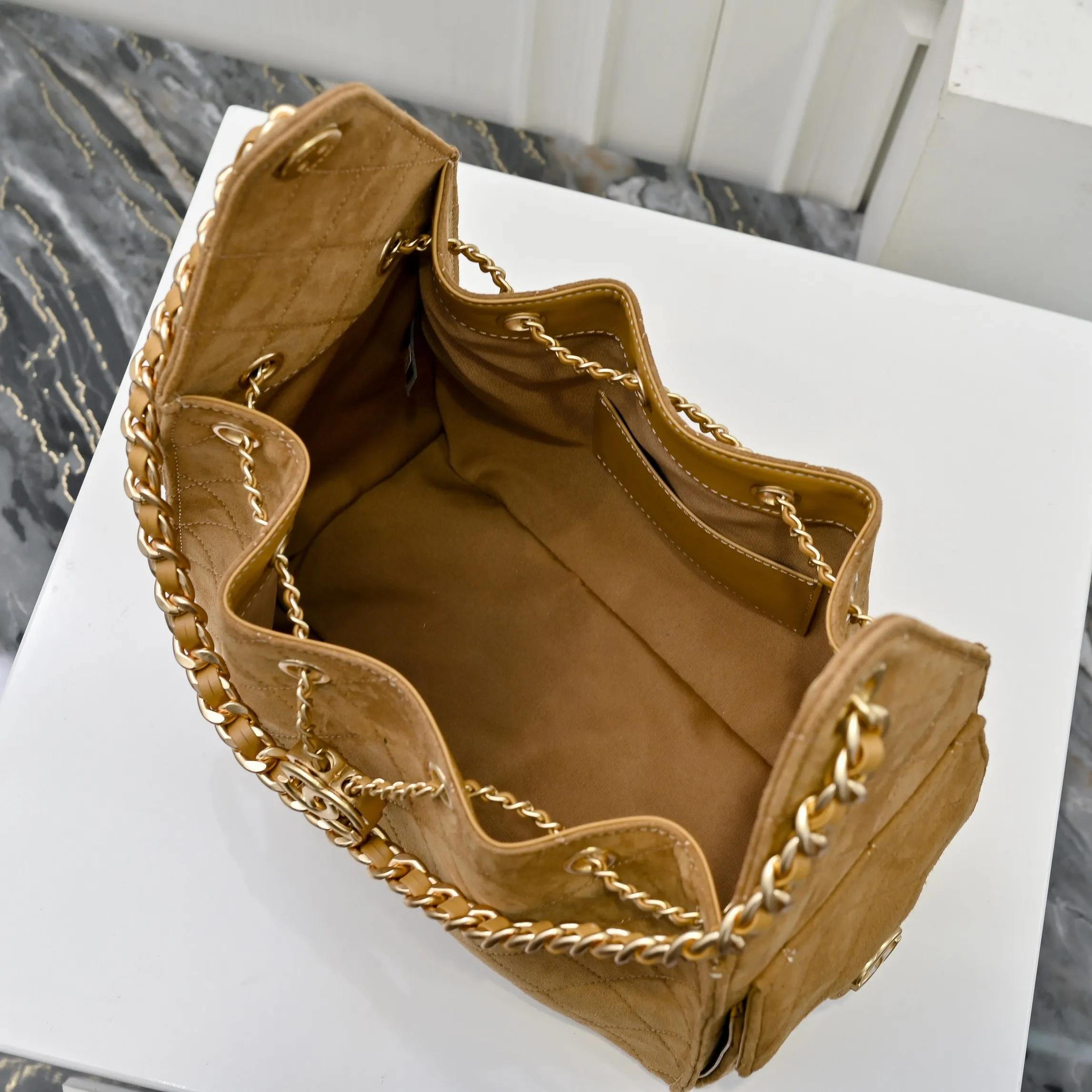 💰540￥Upgraded version of chanel 25c matte cowhide hobo armpit bag hippie armpit bag small retro gold coin button drawstring bucket bag + rhombus pattern + retro black gold classic chain design, full of high-end sense! A must-have for daily travel, with exquisite appearance and delicate texture, it can be easily worn in both casual and formal occasions. Size: 30x26x14cm Style No.: 7071 Material: Matte