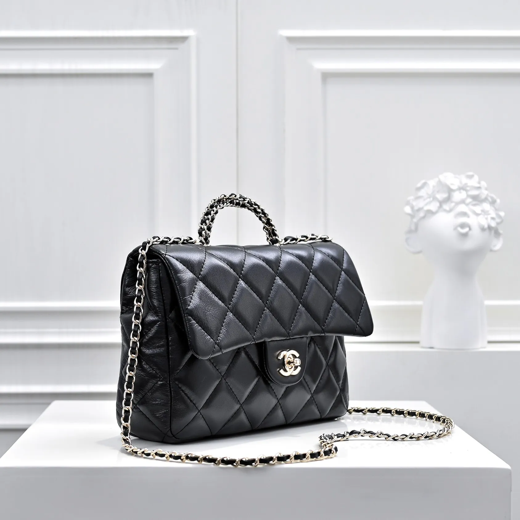 💰480￥Large size👑Chanel24B new series has a top layer of oil-wax leather, which is both beautiful and very resistant. The twist handle is a new height of "twist-like" metal chain handle, which is an integrated fixed handle composed of three non-connected chains. Large size: 25x17cm, style number: 367