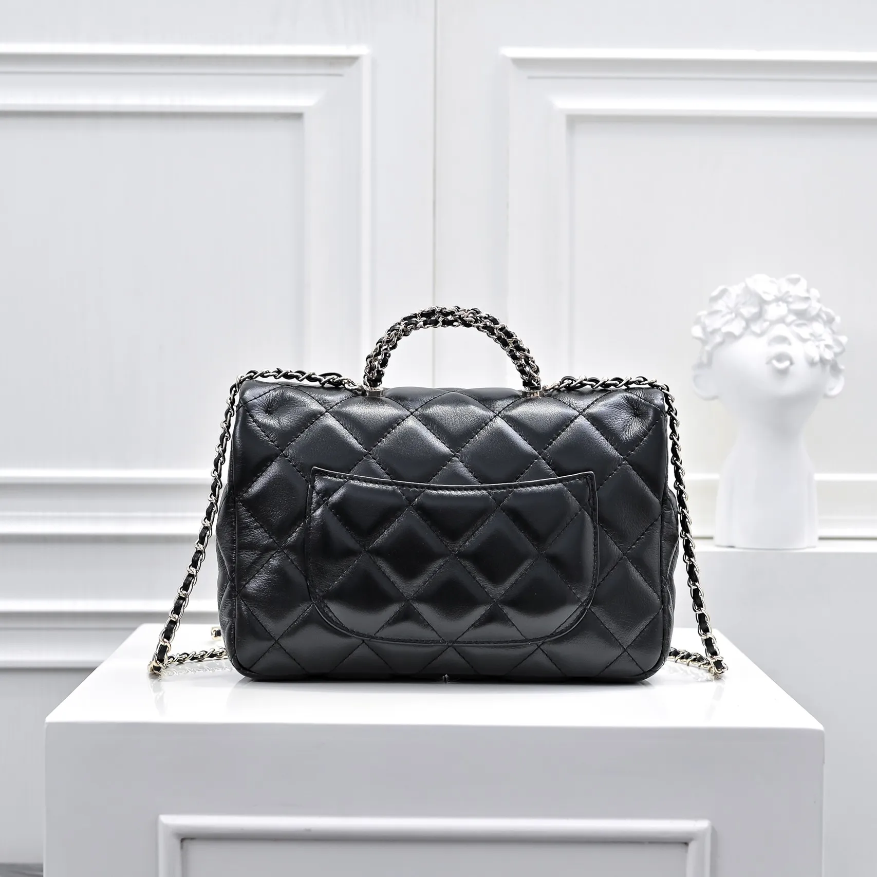 💰480￥Large size👑Chanel24B new series has a top layer of oil-wax leather, which is both beautiful and very resistant. The twist handle is a new height of "twist-like" metal chain handle, which is an integrated fixed handle composed of three non-connected chains. Large size: 25x17cm, style number: 367