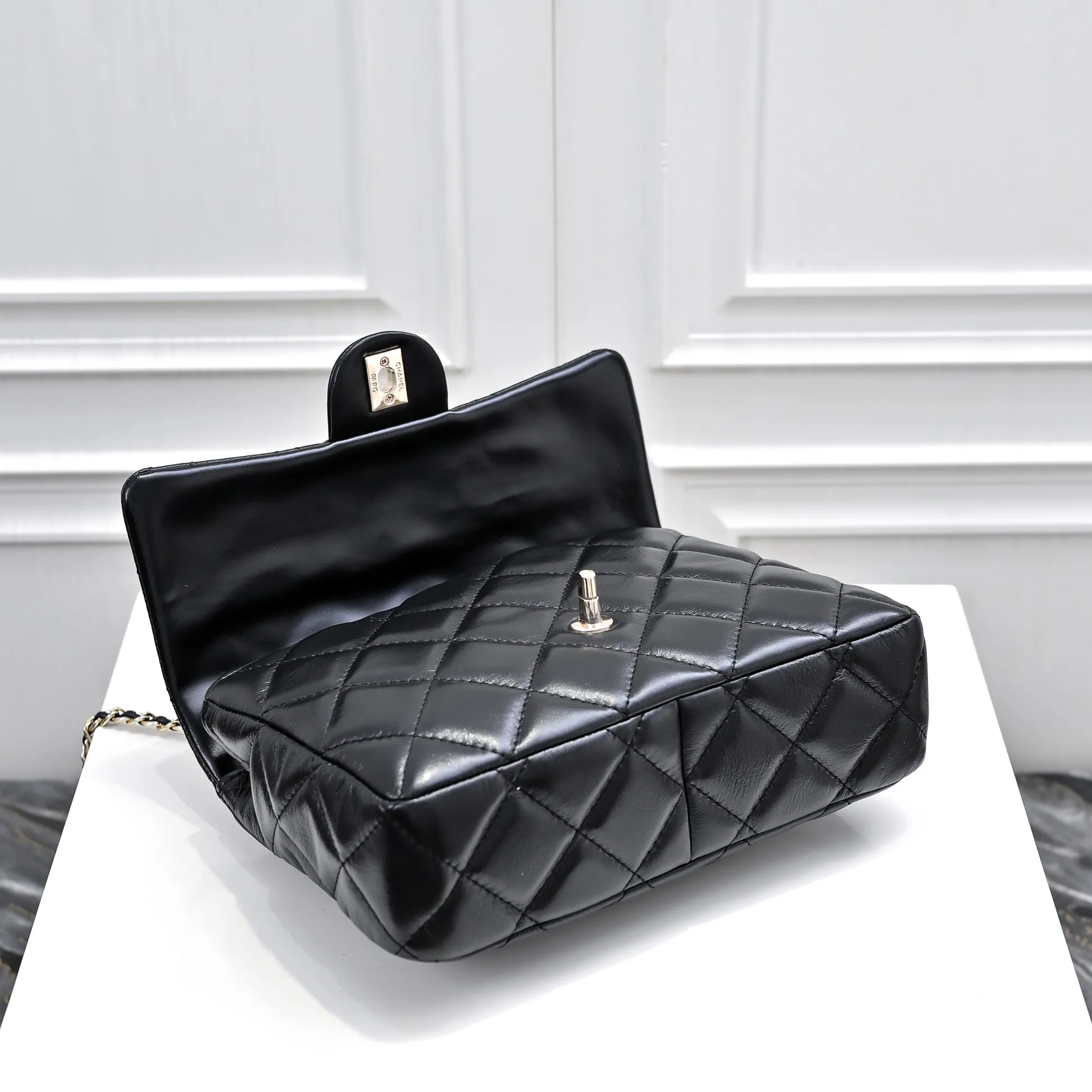 💰480￥Large size👑Chanel24B new series has a top layer of oil-wax leather, which is both beautiful and very resistant. The twist handle is a new height of "twist-like" metal chain handle, which is an integrated fixed handle composed of three non-connected chains. Large size: 25x17cm, style number: 367