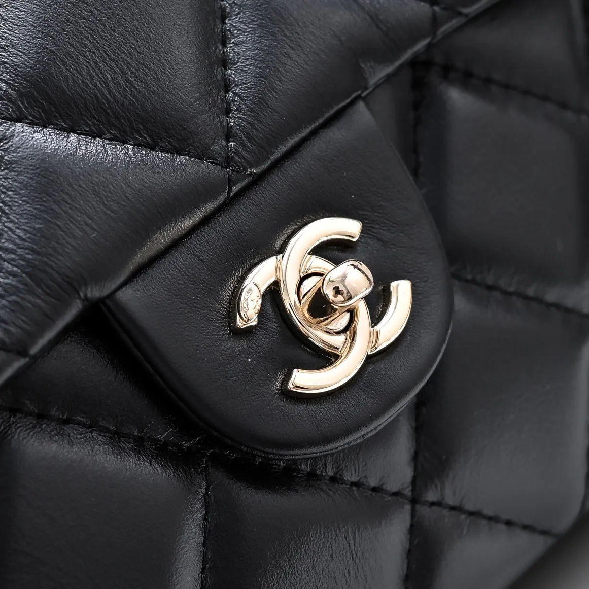 💰480￥Large size👑Chanel24B new series has a top layer of oil-wax leather, which is both beautiful and very resistant. The twist handle is a new height of "twist-like" metal chain handle, which is an integrated fixed handle composed of three non-connected chains. Large size: 25x17cm, style number: 367