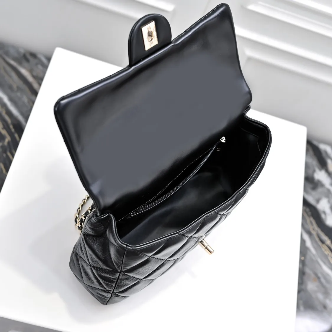 💰480￥Large size👑Chanel24B new series has a top layer of oil-wax leather, which is both beautiful and very resistant. The twist handle is a new height of "twist-like" metal chain handle, which is an integrated fixed handle composed of three non-connected chains. Large size: 25x17cm, style number: 367
