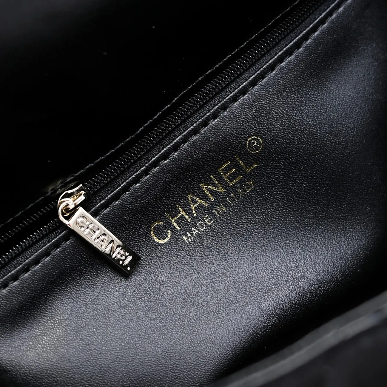 💰480￥Large size👑Chanel24B new series has a top layer of oil-wax leather, which is both beautiful and very resistant. The twist handle is a new height of "twist-like" metal chain handle, which is an integrated fixed handle composed of three non-connected chains. Large size: 25x17cm, style number: 367