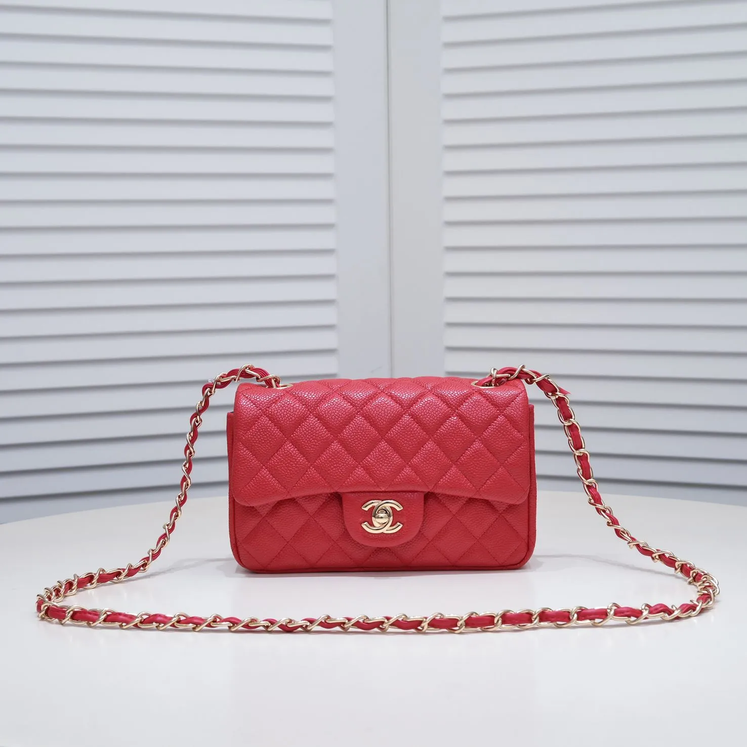 💰320￥Bright red💥CF versatile style caviar cowhide🌹 Chanel💃🏻‼ ️Eternal classic style [shy] noble temperament💃🏻favorite of celebrities🌟soft leather and high-end👍counter hardware exquisite workmanship to reject defects [strong] both dazzling and feminine 😝[strong] luxurious and durable🌟size: 20*14*7cm style number 1116 reverse edge