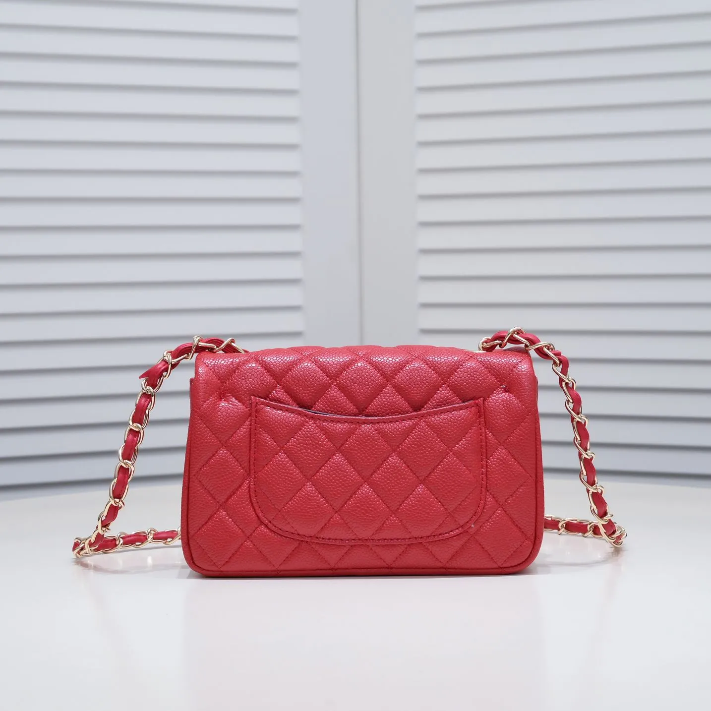 💰320￥Bright red💥CF versatile style caviar cowhide🌹 Chanel💃🏻‼ ️Eternal classic style [shy] noble temperament💃🏻favorite of celebrities🌟soft leather and high-end👍counter hardware exquisite workmanship to reject defects [strong] both dazzling and feminine 😝[strong] luxurious and durable🌟size: 20*14*7cm style number 1116 reverse edge