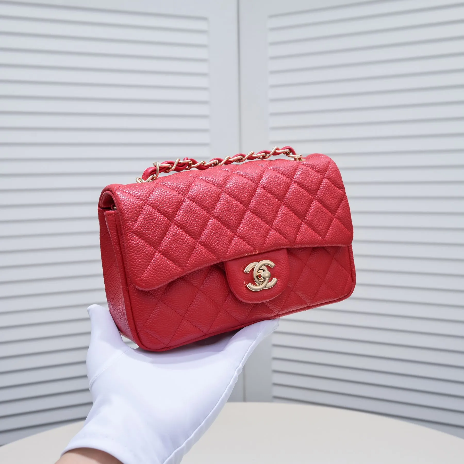 💰320￥Bright red💥CF versatile style caviar cowhide🌹 Chanel💃🏻‼ ️Eternal classic style [shy] noble temperament💃🏻favorite of celebrities🌟soft leather and high-end👍counter hardware exquisite workmanship to reject defects [strong] both dazzling and feminine 😝[strong] luxurious and durable🌟size: 20*14*7cm style number 1116 reverse edge