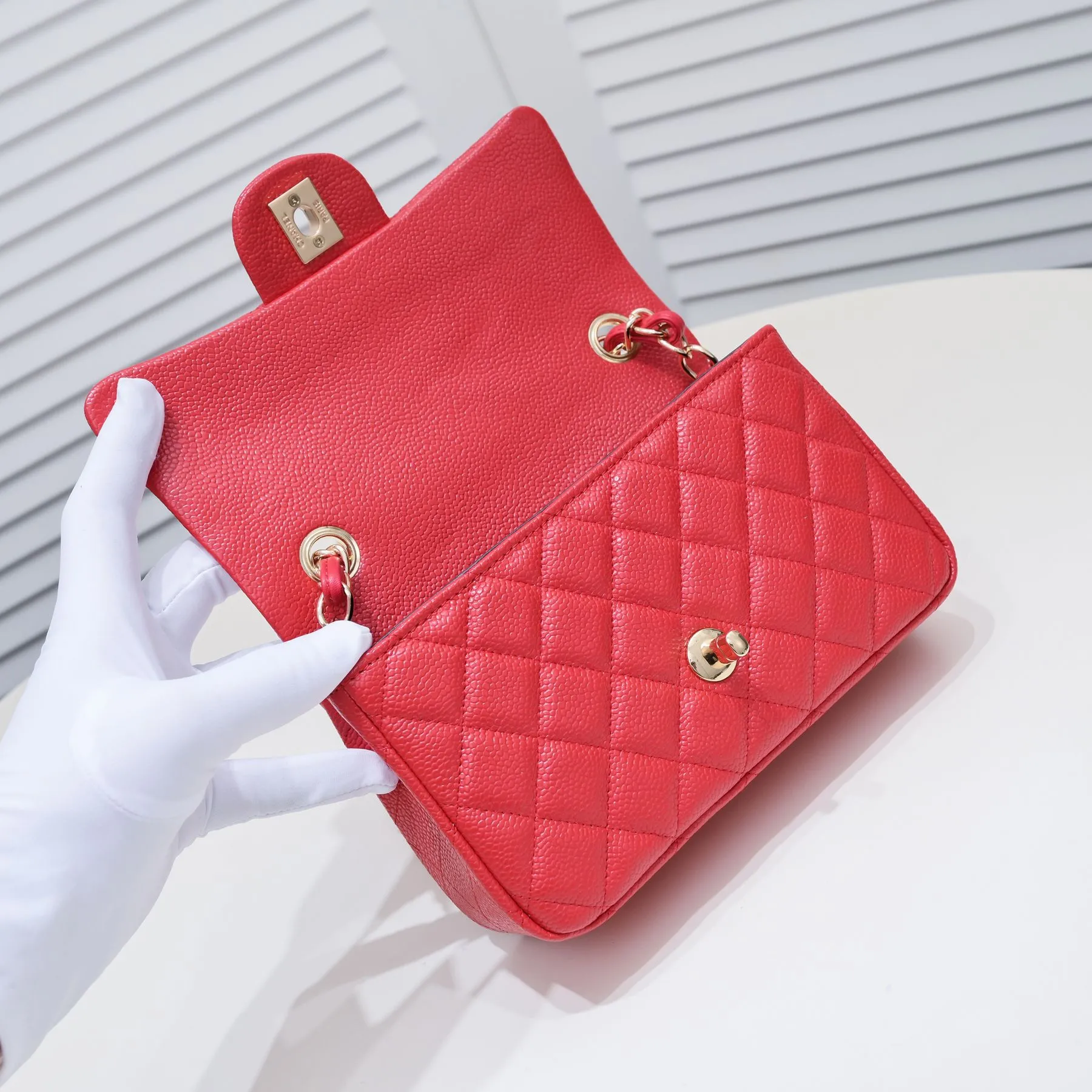 💰320￥Bright red💥CF versatile style caviar cowhide🌹 Chanel💃🏻‼ ️Eternal classic style [shy] noble temperament💃🏻favorite of celebrities🌟soft leather and high-end👍counter hardware exquisite workmanship to reject defects [strong] both dazzling and feminine 😝[strong] luxurious and durable🌟size: 20*14*7cm style number 1116 reverse edge