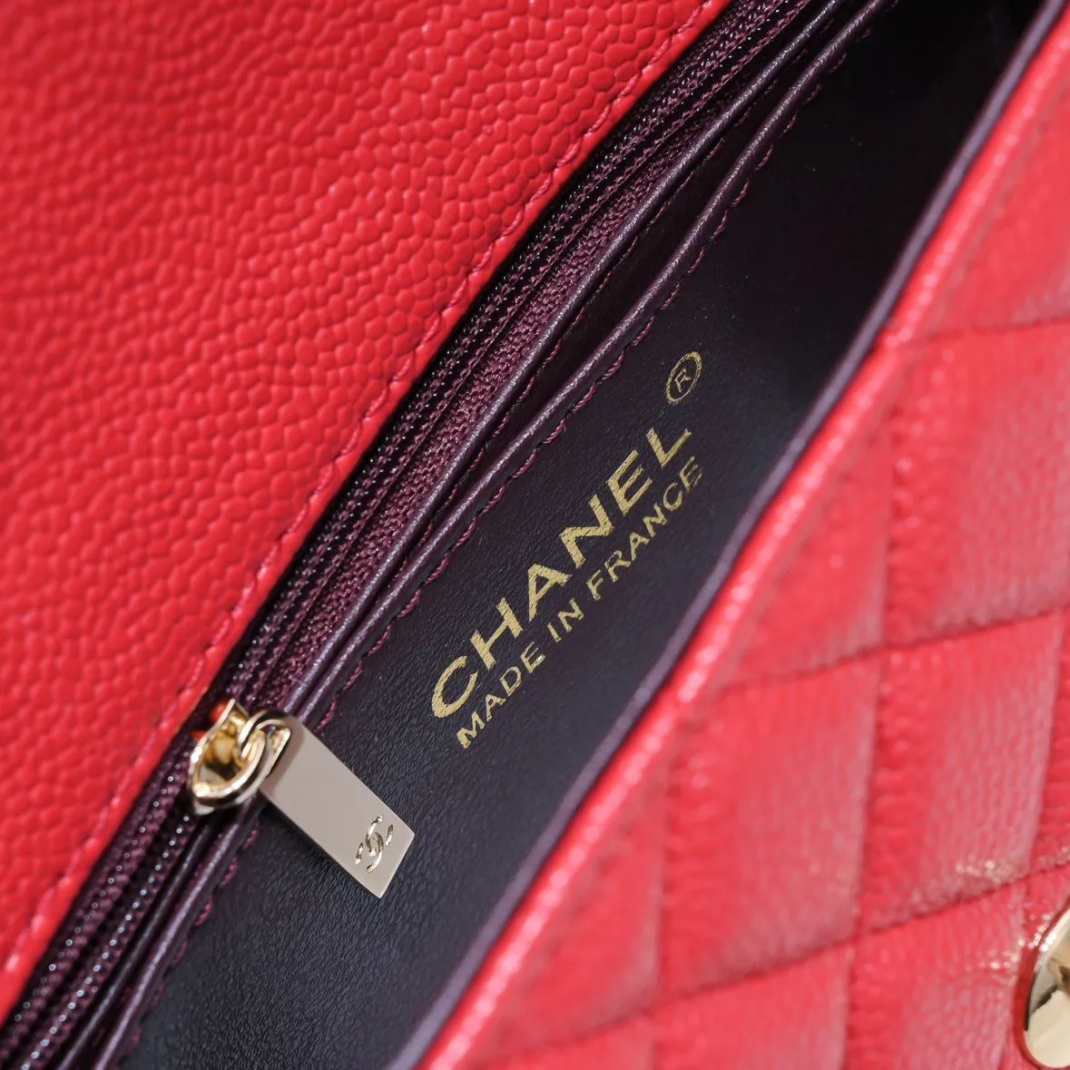 💰320￥Bright red💥CF versatile style caviar cowhide🌹 Chanel💃🏻‼ ️Eternal classic style [shy] noble temperament💃🏻favorite of celebrities🌟soft leather and high-end👍counter hardware exquisite workmanship to reject defects [strong] both dazzling and feminine 😝[strong] luxurious and durable🌟size: 20*14*7cm style number 1116 reverse edge