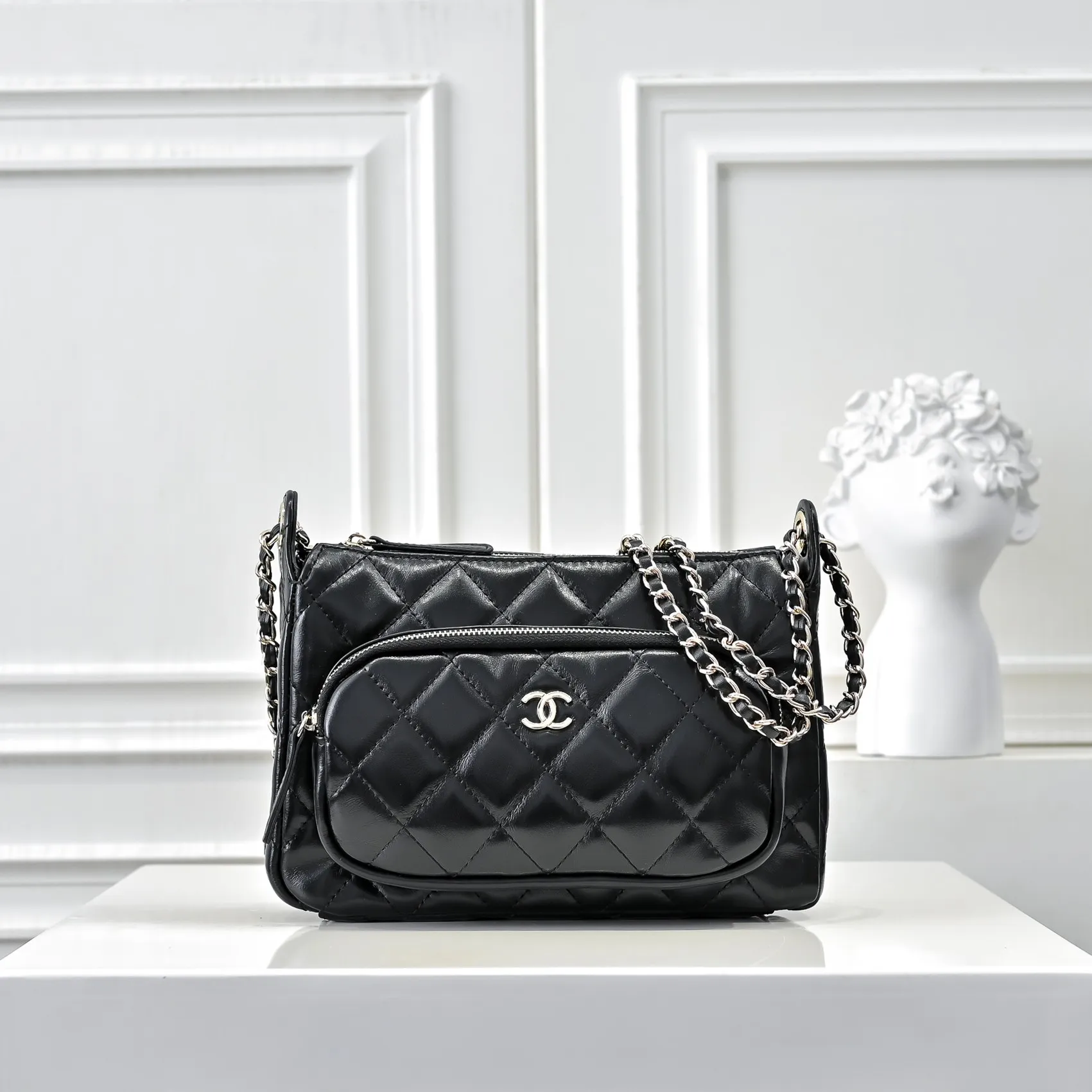 💰420￥Chanel25C spring and summer new camera bag 📷Full marks for high-end, worth recommending. The small and exquisite camera shape of lambskin with metal chain and golden embellishments not only add a touch of playfulness, but also make the whole thing more romantic and elegant~ This bag adds a touch of elf-like agility. It is a versatile item and can be worn on the shoulder or crossbody! Size: 23x15cm, style number 1223