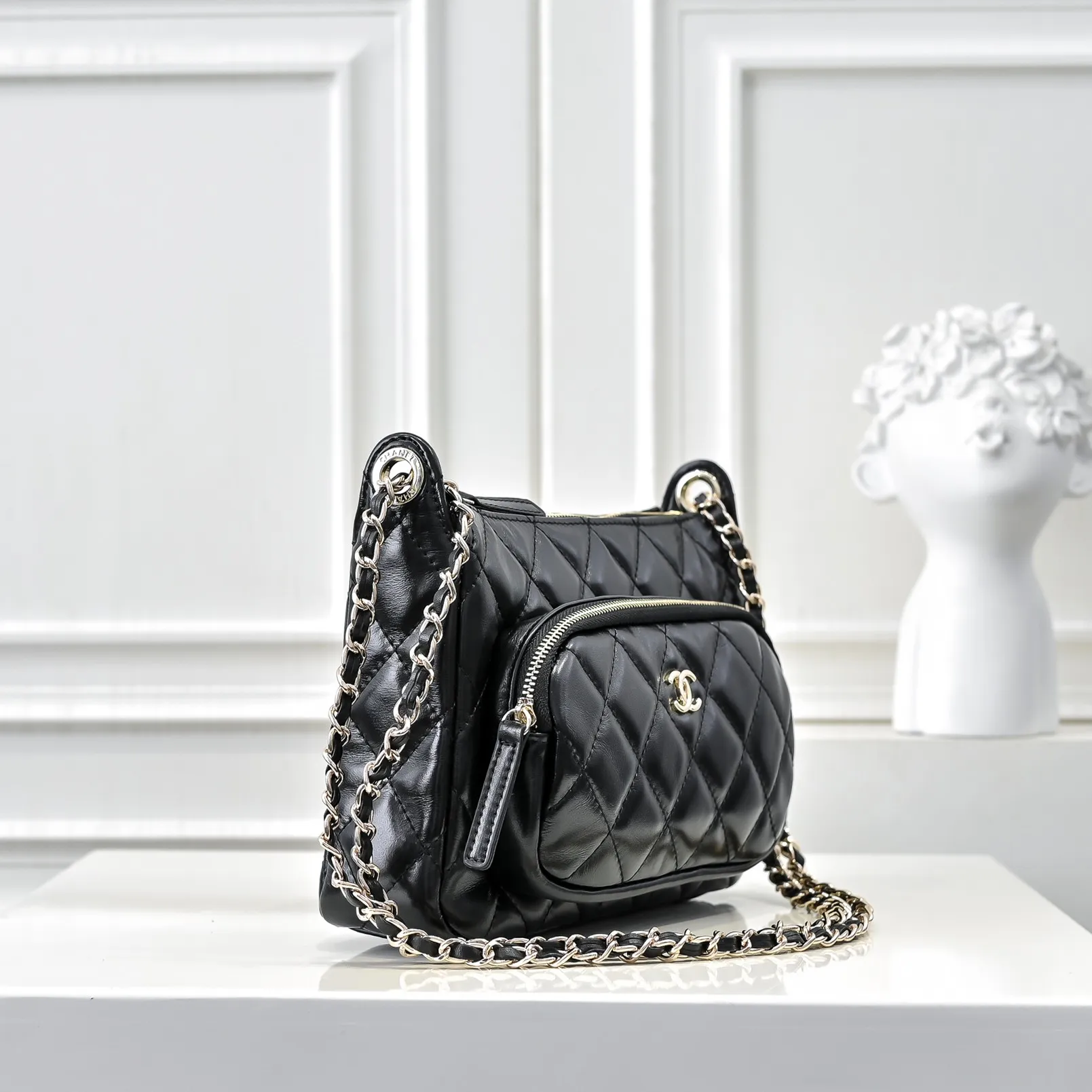 💰420￥Chanel25C spring and summer new camera bag 📷Full marks for high-end, worth recommending. The small and exquisite camera shape of lambskin with metal chain and golden embellishments not only add a touch of playfulness, but also make the whole thing more romantic and elegant~ This bag adds a touch of elf-like agility. It is a versatile item and can be worn on the shoulder or crossbody! Size: 23x15cm, style number 1223