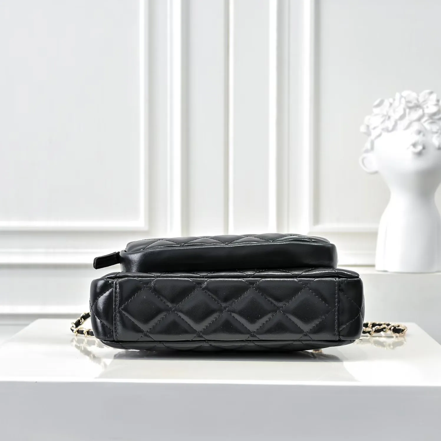 💰420￥Chanel25C spring and summer new camera bag 📷Full marks for high-end, worth recommending. The small and exquisite camera shape of lambskin with metal chain and golden embellishments not only add a touch of playfulness, but also make the whole thing more romantic and elegant~ This bag adds a touch of elf-like agility. It is a versatile item and can be worn on the shoulder or crossbody! Size: 23x15cm, style number 1223