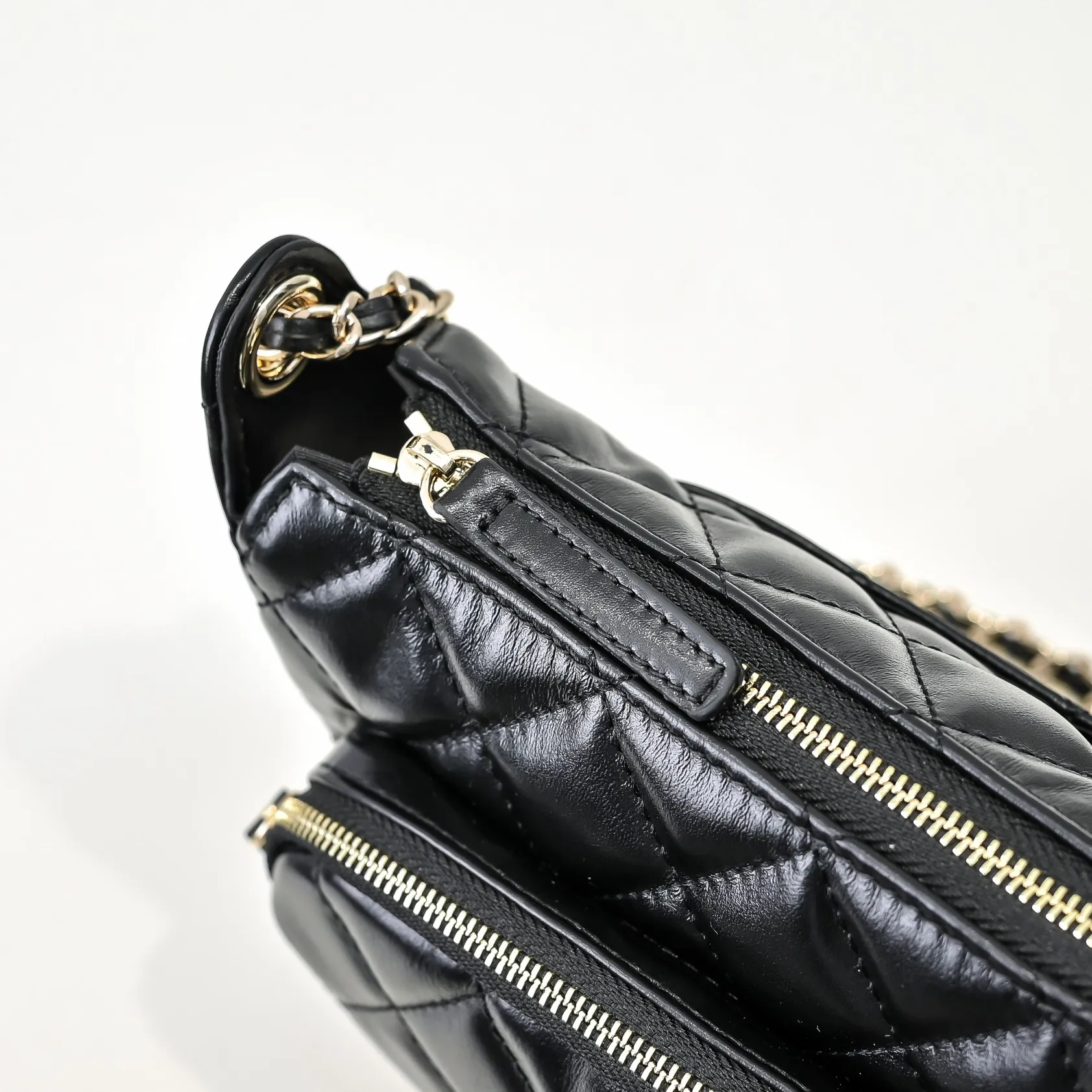 💰420￥Chanel25C spring and summer new camera bag 📷Full marks for high-end, worth recommending. The small and exquisite camera shape of lambskin with metal chain and golden embellishments not only add a touch of playfulness, but also make the whole thing more romantic and elegant~ This bag adds a touch of elf-like agility. It is a versatile item and can be worn on the shoulder or crossbody! Size: 23x15cm, style number 1223