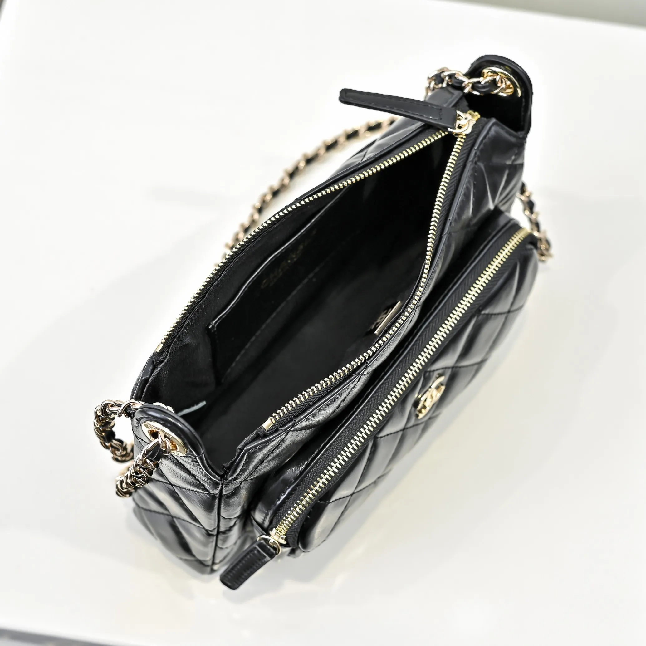 💰420￥Chanel25C spring and summer new camera bag 📷Full marks for high-end, worth recommending. The small and exquisite camera shape of lambskin with metal chain and golden embellishments not only add a touch of playfulness, but also make the whole thing more romantic and elegant~ This bag adds a touch of elf-like agility. It is a versatile item and can be worn on the shoulder or crossbody! Size: 23x15cm, style number 1223