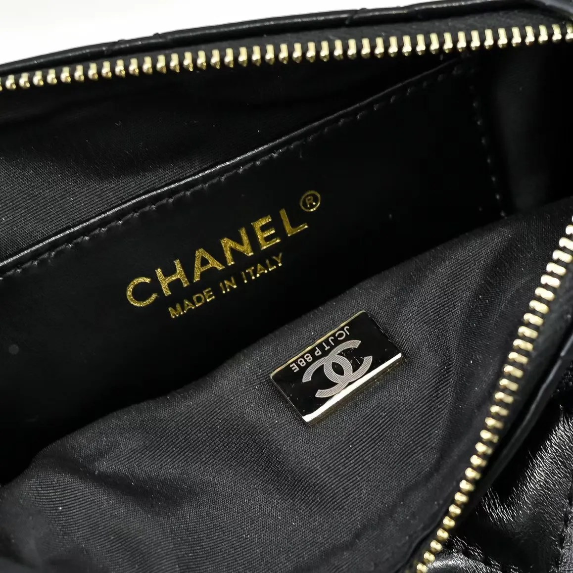 💰420￥Chanel25C spring and summer new camera bag 📷Full marks for high-end, worth recommending. The small and exquisite camera shape of lambskin with metal chain and golden embellishments not only add a touch of playfulness, but also make the whole thing more romantic and elegant~ This bag adds a touch of elf-like agility. It is a versatile item and can be worn on the shoulder or crossbody! Size: 23x15cm, style number 1223