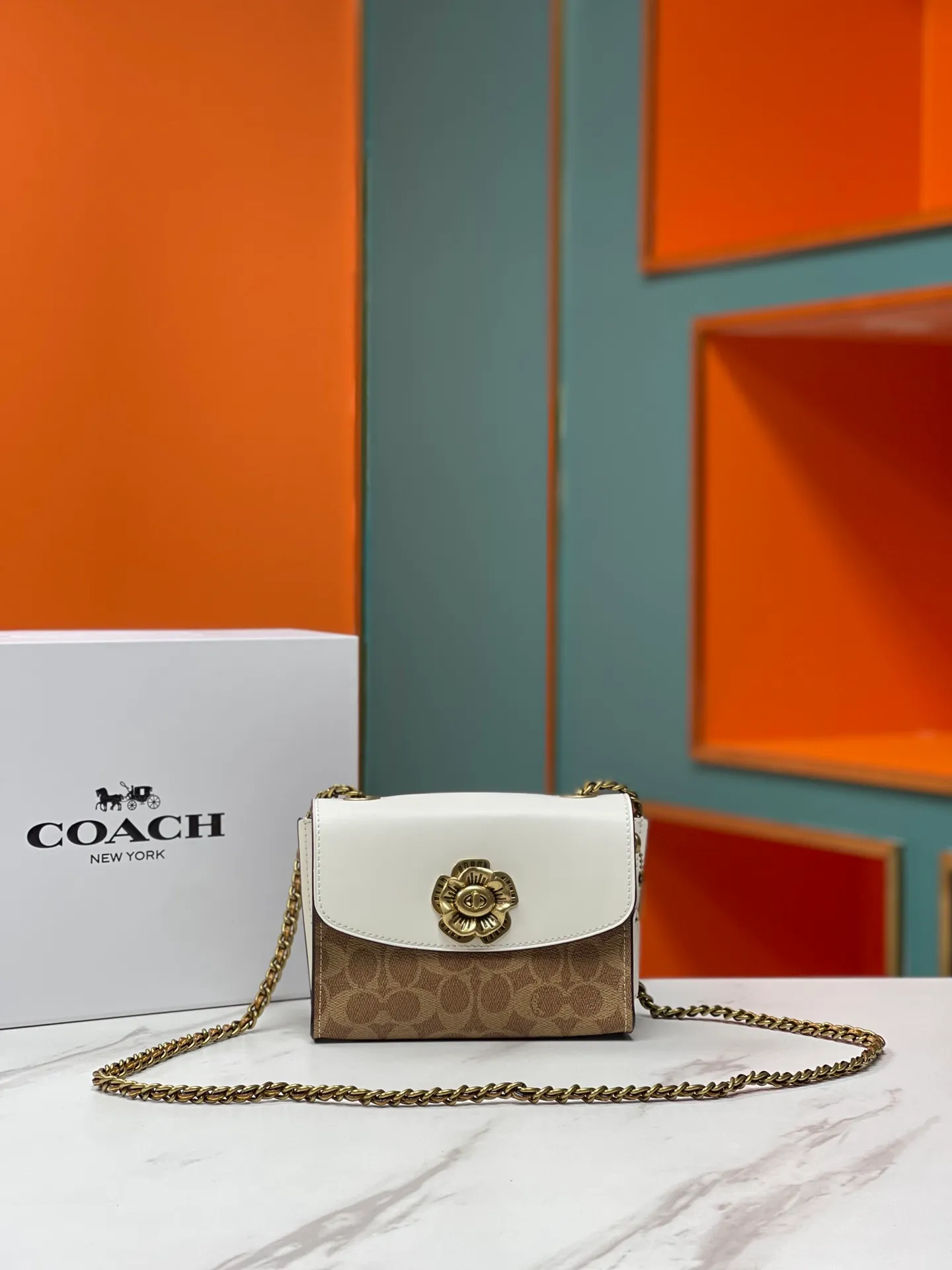 Batch 460💰, Coach’s classic hot model, original quality. Model 34256, vintage white leather clamshell shoulder bag, suede lining, chain shoulder strap, can be worn cross-body on one shoulder. Shoulder strap bag shape. Buttons and flower embellishments. It has a unique flavor. Beauties look particularly beautiful in summer when they wear skirts and beautiful bags! Size: 18*13*7.5