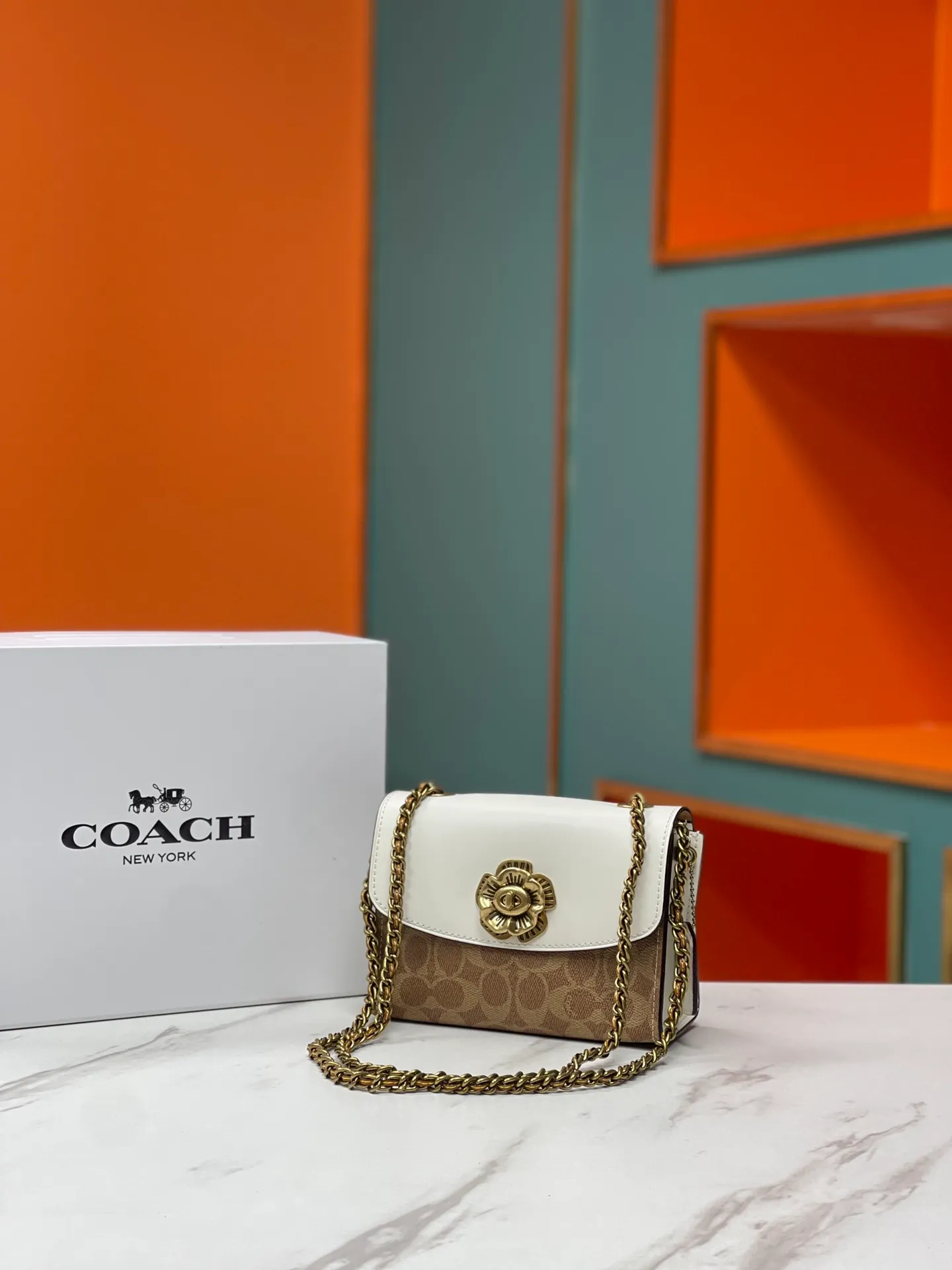 Batch 460💰, Coach’s classic hot model, original quality. Model 34256, vintage white leather clamshell shoulder bag, suede lining, chain shoulder strap, can be worn cross-body on one shoulder. Shoulder strap bag shape. Buttons and flower embellishments. It has a unique flavor. Beauties look particularly beautiful in summer when they wear skirts and beautiful bags! Size: 18*13*7.5