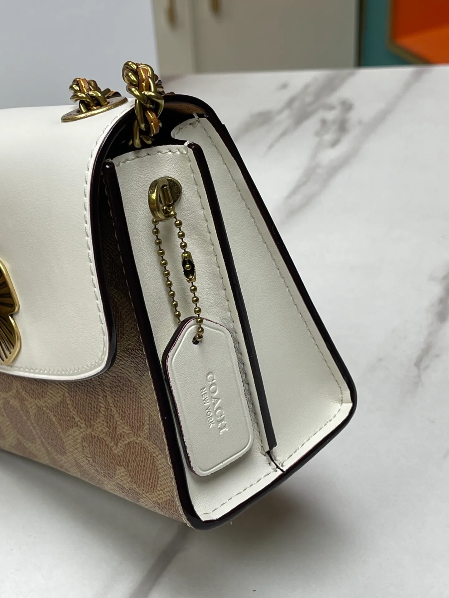 Batch 460💰, Coach’s classic hot model, original quality. Model 34256, vintage white leather clamshell shoulder bag, suede lining, chain shoulder strap, can be worn cross-body on one shoulder. Shoulder strap bag shape. Buttons and flower embellishments. It has a unique flavor. Beauties look particularly beautiful in summer when they wear skirts and beautiful bags! Size: 18*13*7.5