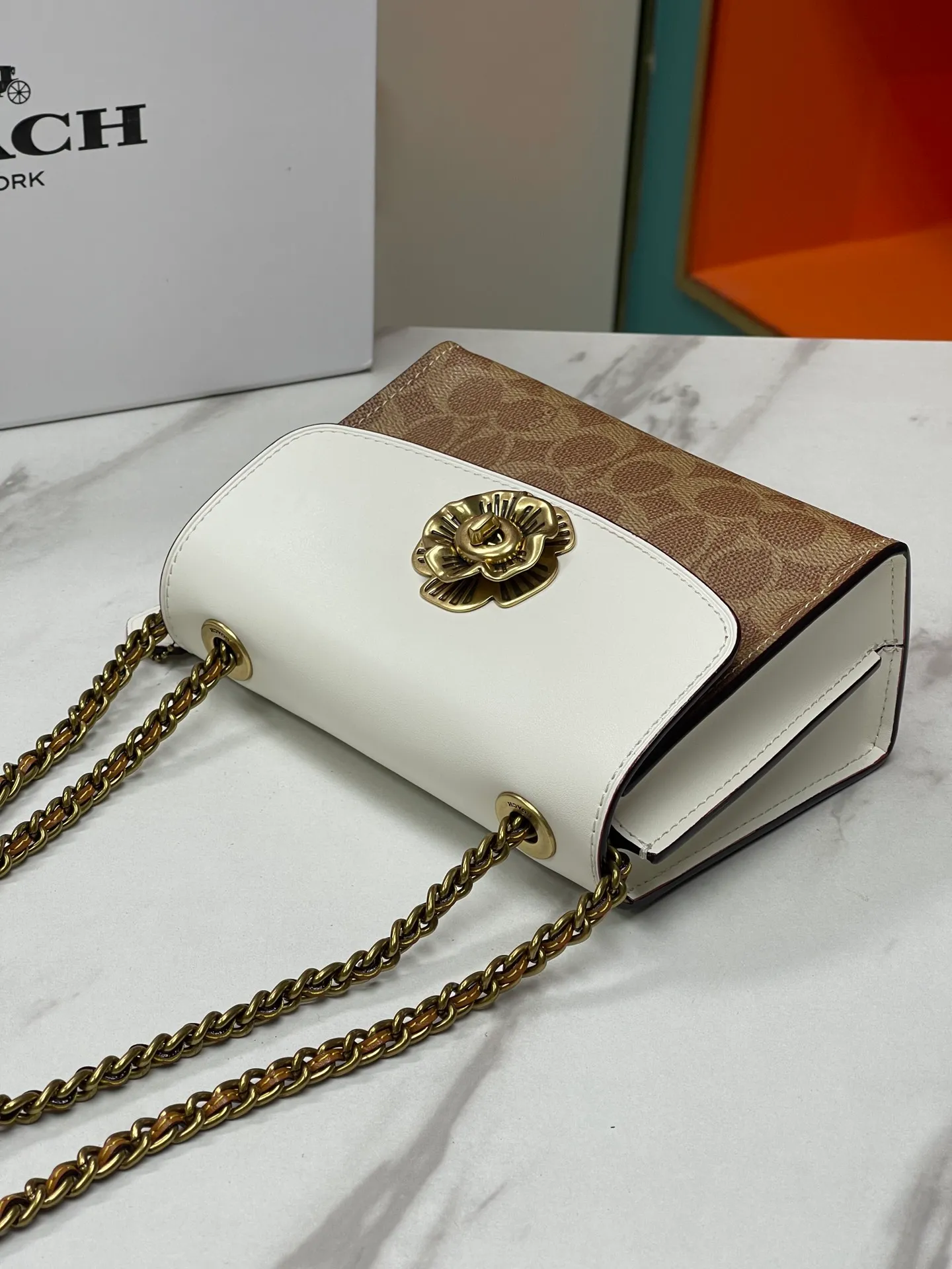 Batch 460💰, Coach’s classic hot model, original quality. Model 34256, vintage white leather clamshell shoulder bag, suede lining, chain shoulder strap, can be worn cross-body on one shoulder. Shoulder strap bag shape. Buttons and flower embellishments. It has a unique flavor. Beauties look particularly beautiful in summer when they wear skirts and beautiful bags! Size: 18*13*7.5