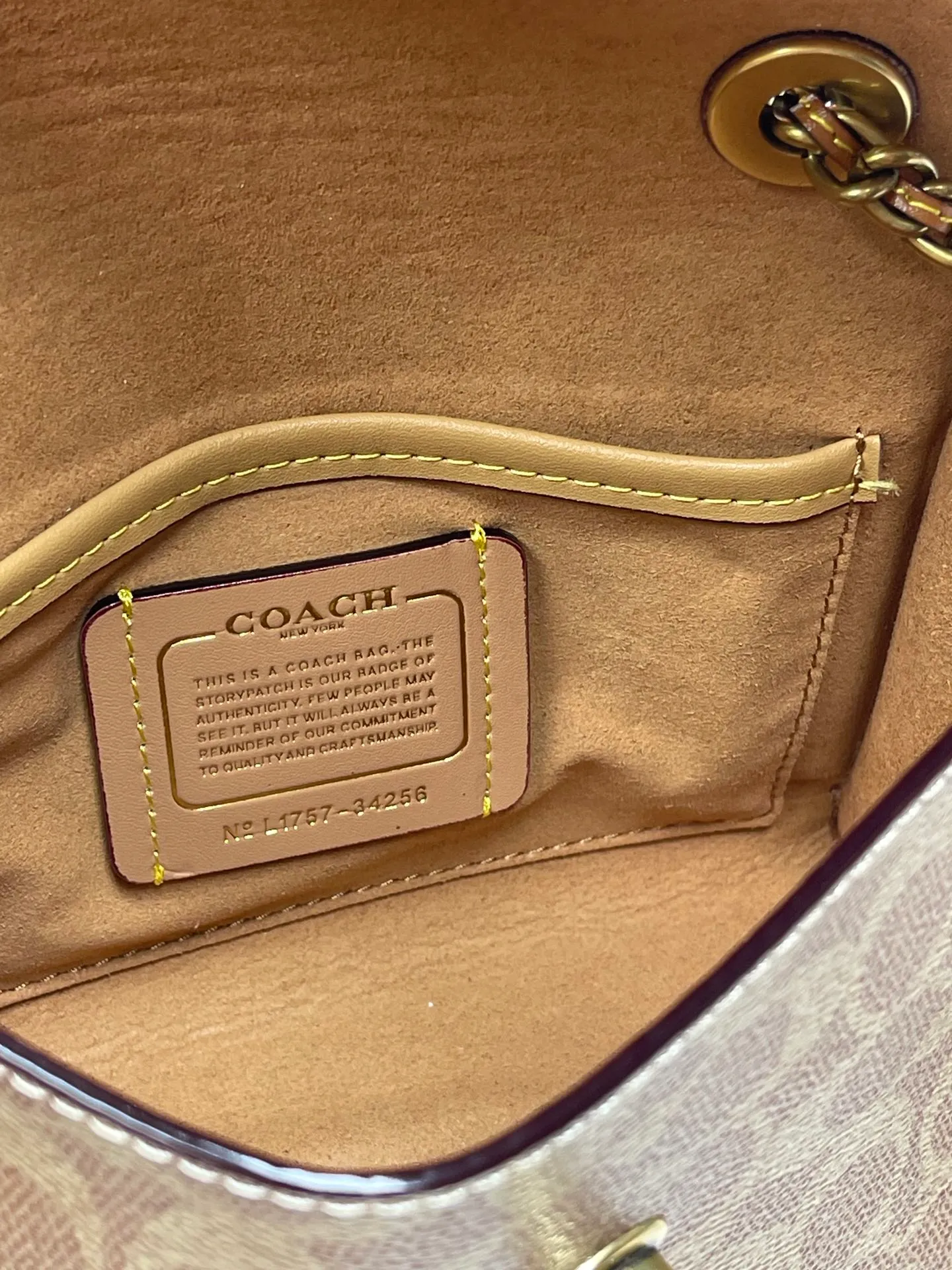 Batch 460💰, Coach’s classic hot model, original quality. Model 34256, vintage white leather clamshell shoulder bag, suede lining, chain shoulder strap, can be worn cross-body on one shoulder. Shoulder strap bag shape. Buttons and flower embellishments. It has a unique flavor. Beauties look particularly beautiful in summer when they wear skirts and beautiful bags! Size: 18*13*7.5