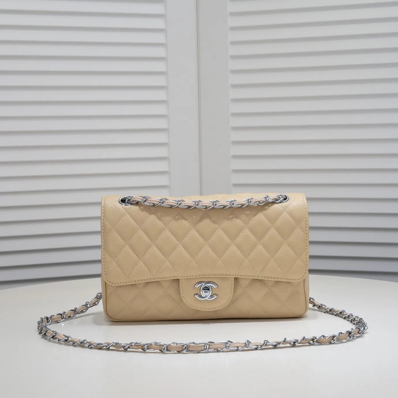 💰400￥Apricot Chanel,...Palace-level poison👏...Original overseas factory CF2.55...😱 Absolutely the top-notch caviar ball-grain cowhide you have never seen...✨Real K gold➰Gold buckle✨👑 The line spacing is perfectly consistent. The side of the bag is perfectly streamlined👏..It must have such a texture to be perfect💋 Follow the 9-pin diamond pattern. The flip cover is smooth and seamless ☑️ Strong visual three-dimensional effect 🔱 The diamond pattern is full and delicate 💑 It is super smooth, soft and comfortable to use 👒 CF is a must-have for girls. Size: 25.5*16*6.5cm. Style number: 1112 ball pattern