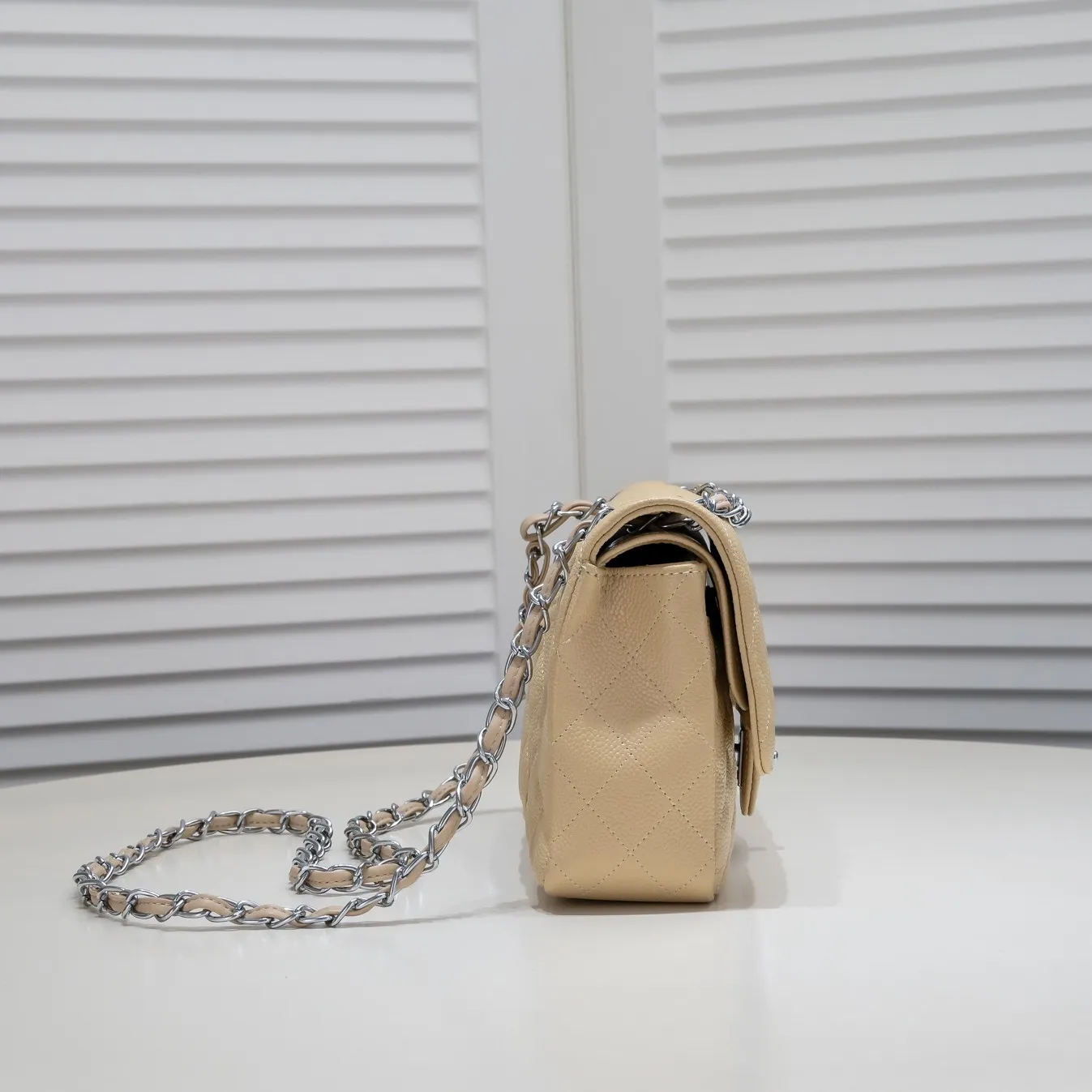 💰400￥Apricot Chanel,...Palace-level poison👏...Original overseas factory CF2.55...😱 Absolutely the top-notch caviar ball-grain cowhide you have never seen...✨Real K gold➰Gold buckle✨👑 The line spacing is perfectly consistent. The side of the bag is perfectly streamlined👏..It must have such a texture to be perfect💋 Follow the 9-pin diamond pattern. The flip cover is smooth and seamless ☑️ Strong visual three-dimensional effect 🔱 The diamond pattern is full and delicate 💑 It is super smooth, soft and comfortable to use 👒 CF is a must-have for girls. Size: 25.5*16*6.5cm. Style number: 1112 ball pattern