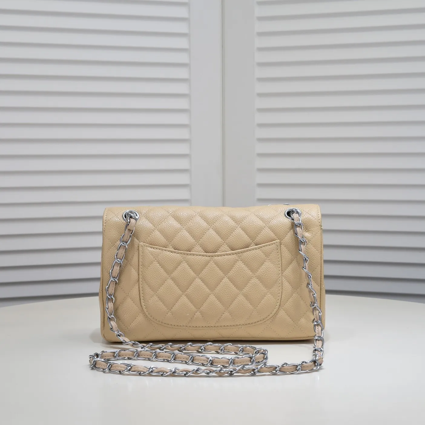 💰400￥Apricot Chanel,...Palace-level poison👏...Original overseas factory CF2.55...😱 Absolutely the top-notch caviar ball-grain cowhide you have never seen...✨Real K gold➰Gold buckle✨👑 The line spacing is perfectly consistent. The side of the bag is perfectly streamlined👏..It must have such a texture to be perfect💋 Follow the 9-pin diamond pattern. The flip cover is smooth and seamless ☑️ Strong visual three-dimensional effect 🔱 The diamond pattern is full and delicate 💑 It is super smooth, soft and comfortable to use 👒 CF is a must-have for girls. Size: 25.5*16*6.5cm. Style number: 1112 ball pattern