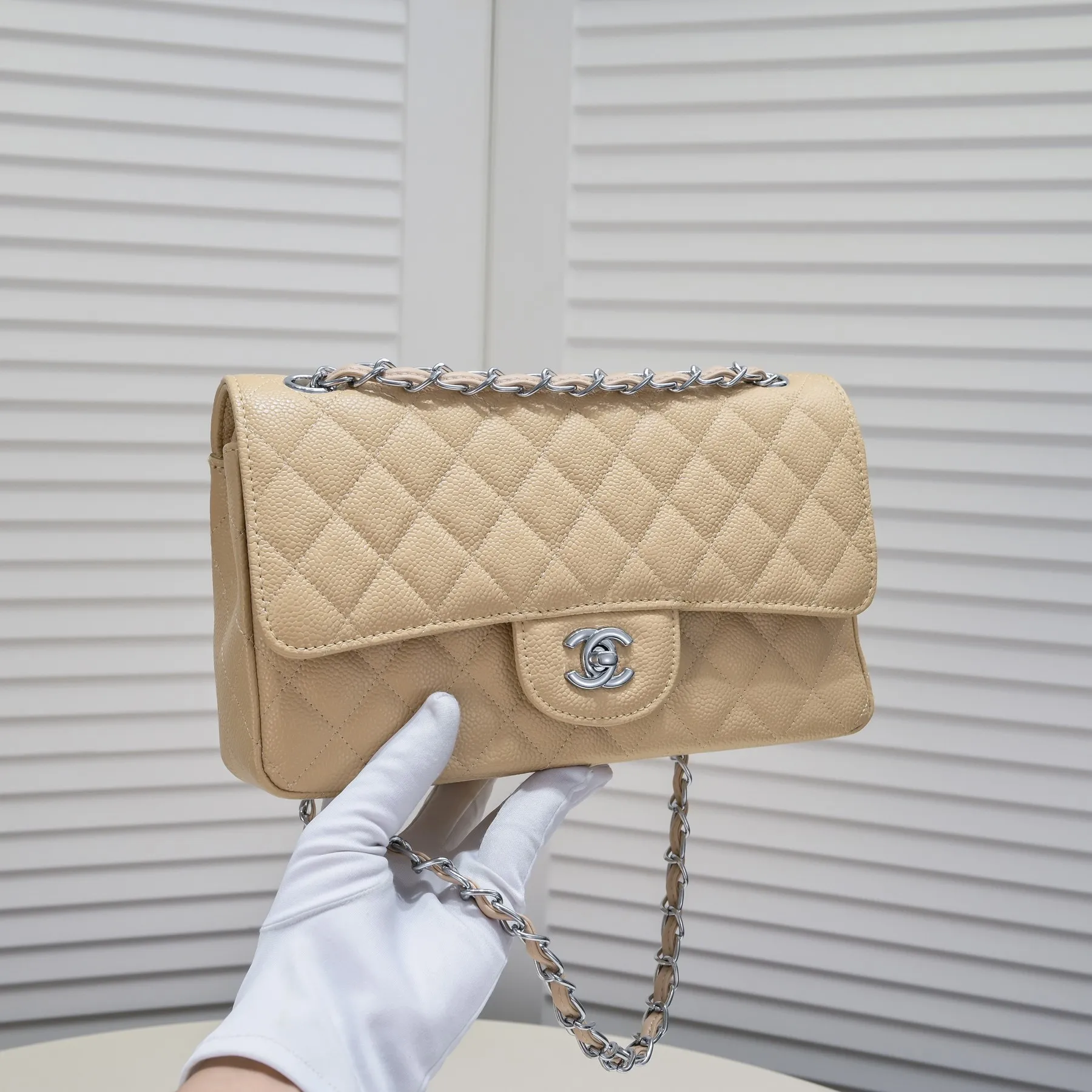 💰400￥Apricot Chanel,...Palace-level poison👏...Original overseas factory CF2.55...😱 Absolutely the top-notch caviar ball-grain cowhide you have never seen...✨Real K gold➰Gold buckle✨👑 The line spacing is perfectly consistent. The side of the bag is perfectly streamlined👏..It must have such a texture to be perfect💋 Follow the 9-pin diamond pattern. The flip cover is smooth and seamless ☑️ Strong visual three-dimensional effect 🔱 The diamond pattern is full and delicate 💑 It is super smooth, soft and comfortable to use 👒 CF is a must-have for girls. Size: 25.5*16*6.5cm. Style number: 1112 ball pattern