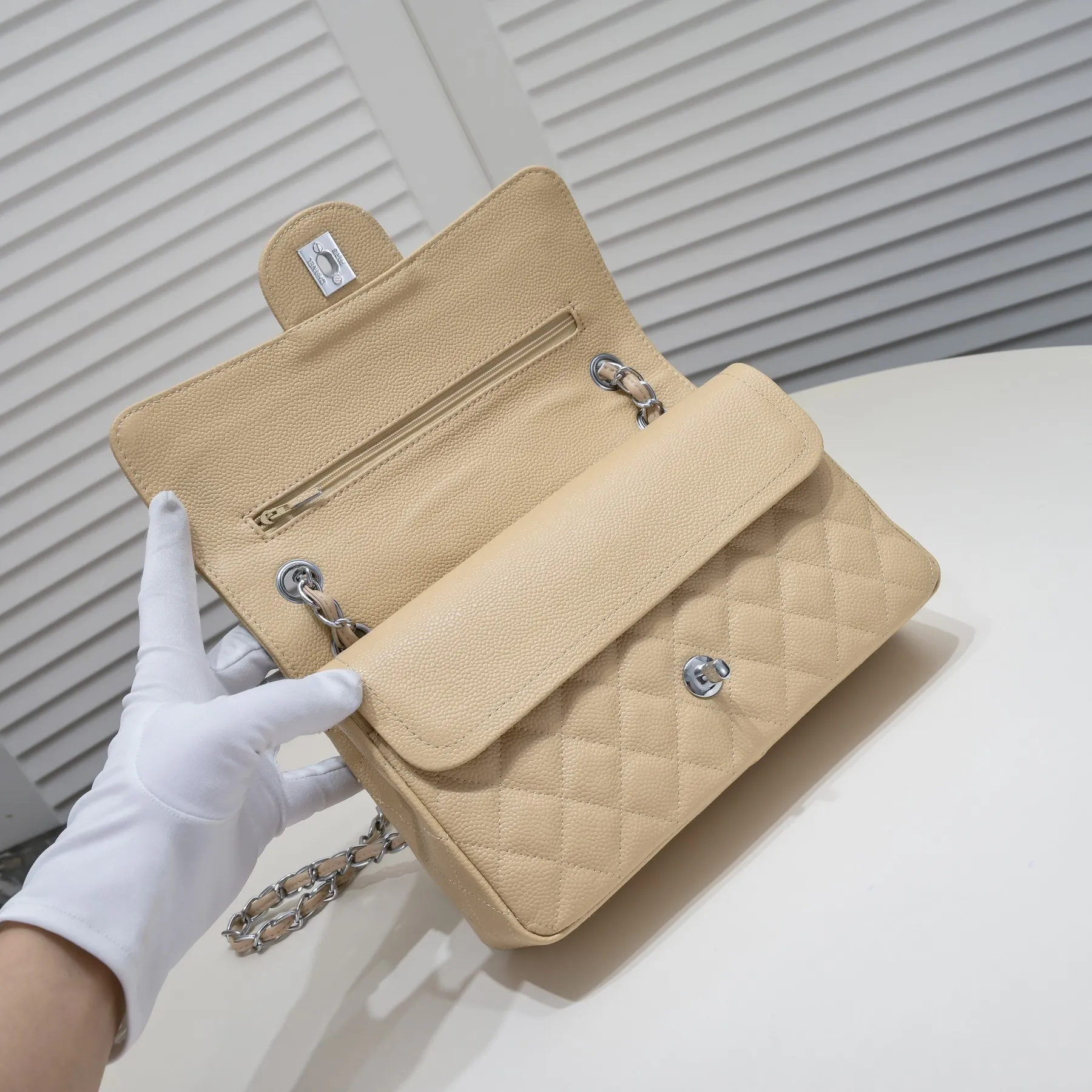 💰400￥Apricot Chanel,...Palace-level poison👏...Original overseas factory CF2.55...😱 Absolutely the top-notch caviar ball-grain cowhide you have never seen...✨Real K gold➰Gold buckle✨👑 The line spacing is perfectly consistent. The side of the bag is perfectly streamlined👏..It must have such a texture to be perfect💋 Follow the 9-pin diamond pattern. The flip cover is smooth and seamless ☑️ Strong visual three-dimensional effect 🔱 The diamond pattern is full and delicate 💑 It is super smooth, soft and comfortable to use 👒 CF is a must-have for girls. Size: 25.5*16*6.5cm. Style number: 1112 ball pattern