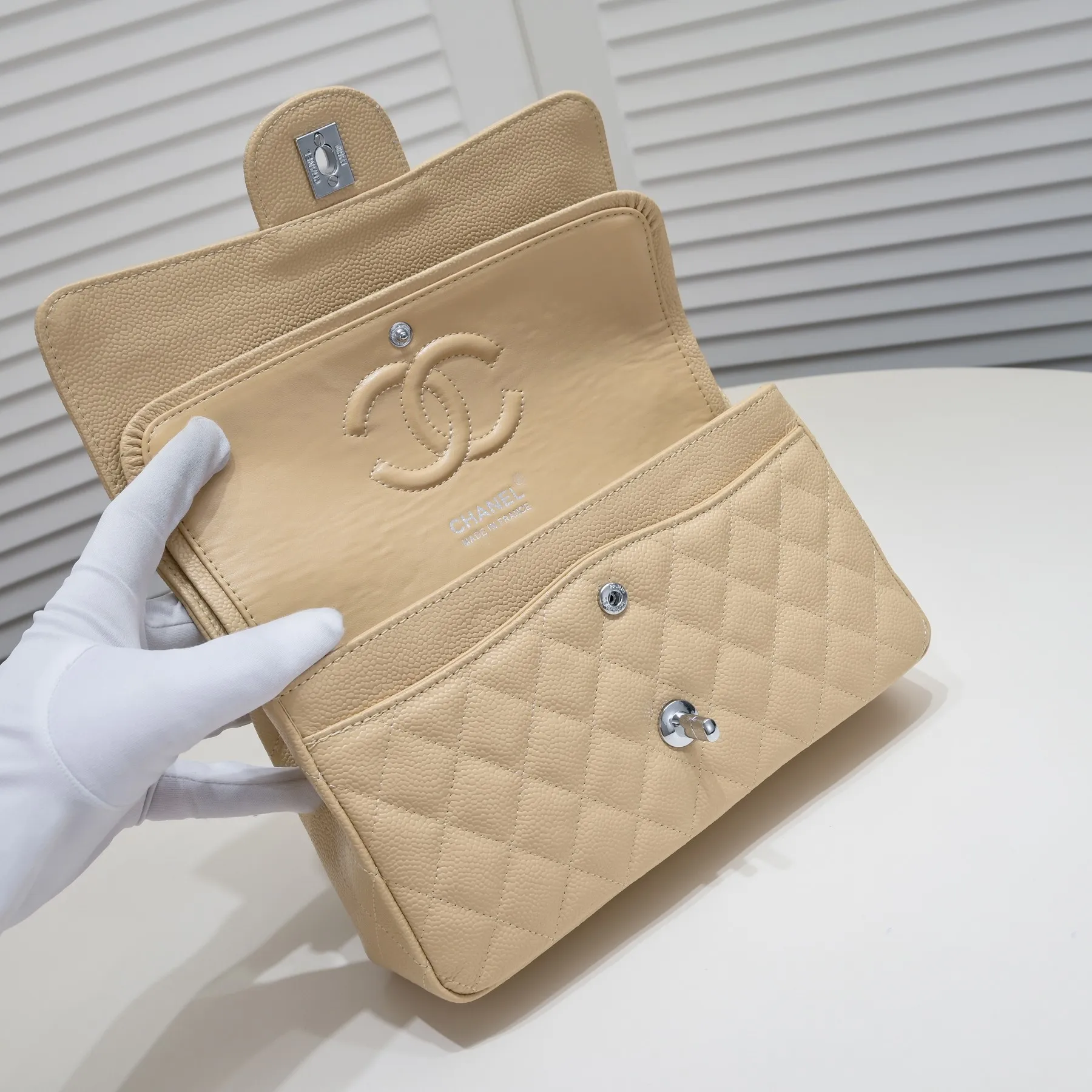 💰400￥Apricot Chanel,...Palace-level poison👏...Original overseas factory CF2.55...😱 Absolutely the top-notch caviar ball-grain cowhide you have never seen...✨Real K gold➰Gold buckle✨👑 The line spacing is perfectly consistent. The side of the bag is perfectly streamlined👏..It must have such a texture to be perfect💋 Follow the 9-pin diamond pattern. The flip cover is smooth and seamless ☑️ Strong visual three-dimensional effect 🔱 The diamond pattern is full and delicate 💑 It is super smooth, soft and comfortable to use 👒 CF is a must-have for girls. Size: 25.5*16*6.5cm. Style number: 1112 ball pattern