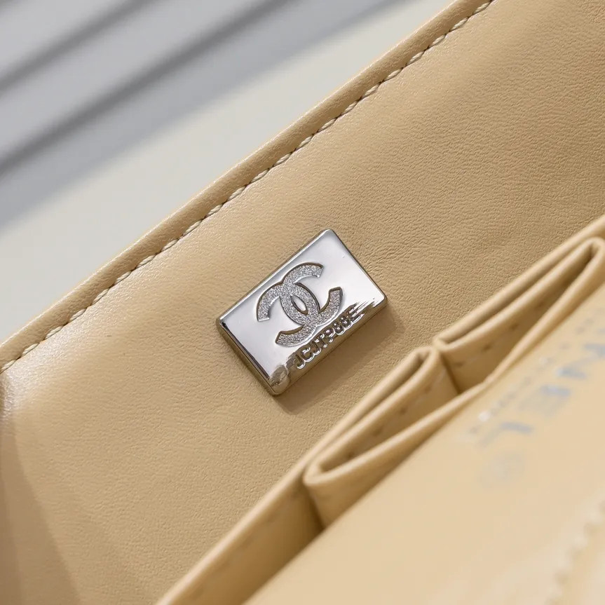 💰400￥Apricot Chanel,...Palace-level poison👏...Original overseas factory CF2.55...😱 Absolutely the top-notch caviar ball-grain cowhide you have never seen...✨Real K gold➰Gold buckle✨👑 The line spacing is perfectly consistent. The side of the bag is perfectly streamlined👏..It must have such a texture to be perfect💋 Follow the 9-pin diamond pattern. The flip cover is smooth and seamless ☑️ Strong visual three-dimensional effect 🔱 The diamond pattern is full and delicate 💑 It is super smooth, soft and comfortable to use 👒 CF is a must-have for girls. Size: 25.5*16*6.5cm. Style number: 1112 ball pattern