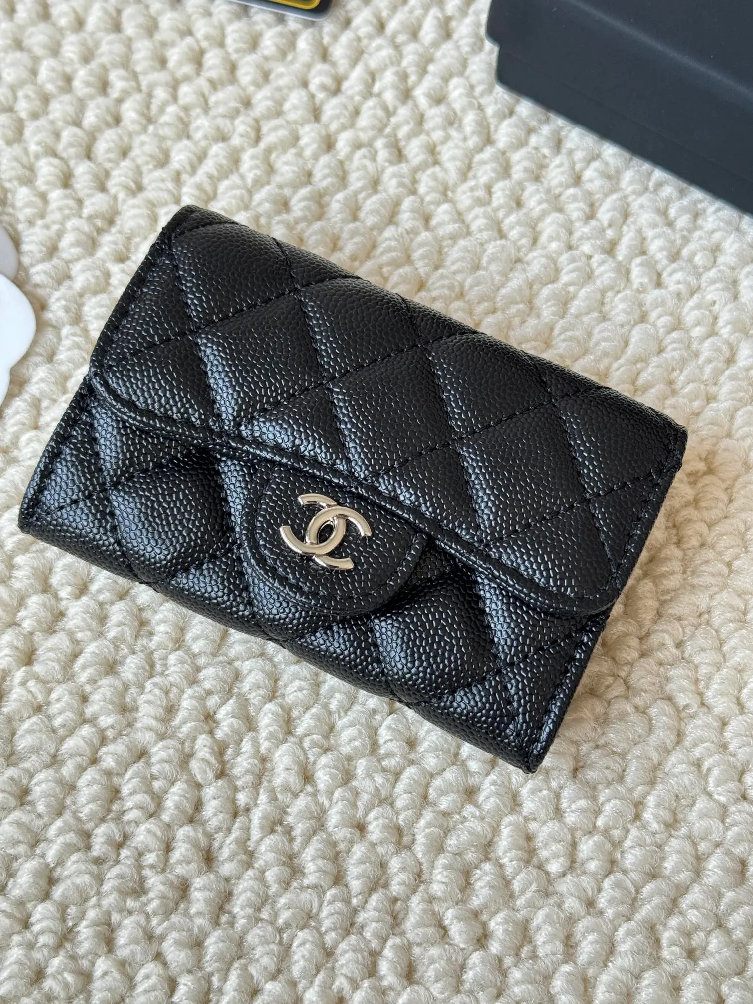 💰120 Style number: AP458chanel The most classic card holder, coin purse, Chanel classic flap card holder. Caviar cowhide, card holder and coin purse in one, with slip pocket on the back. Size: 7.5 × 11.3 × 2.1 cm