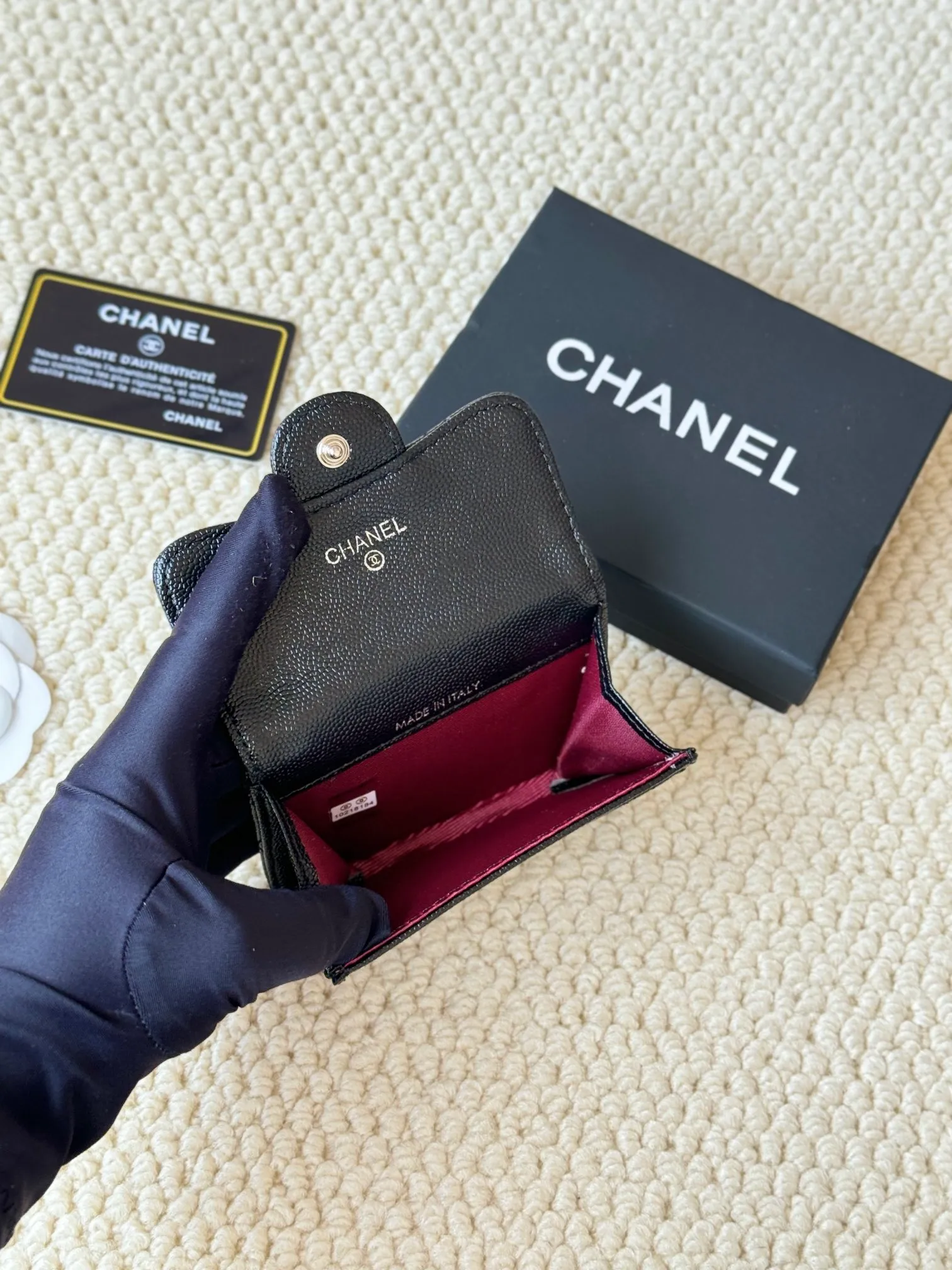 💰120 Style number: AP458chanel The most classic card holder, coin purse, Chanel classic flap card holder. Caviar cowhide, card holder and coin purse in one, with slip pocket on the back. Size: 7.5 × 11.3 × 2.1 cm