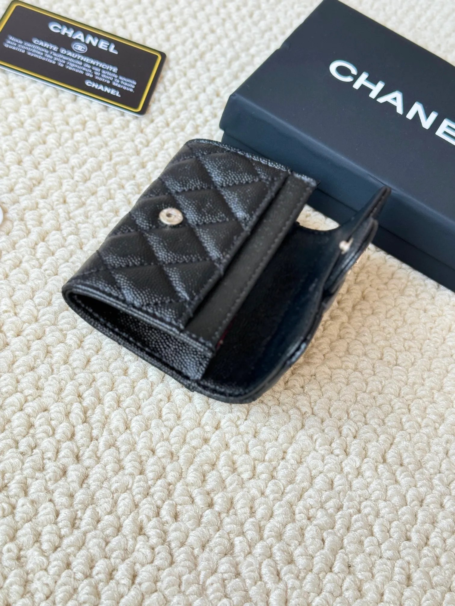 💰120 Style number: AP458chanel The most classic card holder, coin purse, Chanel classic flap card holder. Caviar cowhide, card holder and coin purse in one, with slip pocket on the back. Size: 7.5 × 11.3 × 2.1 cm