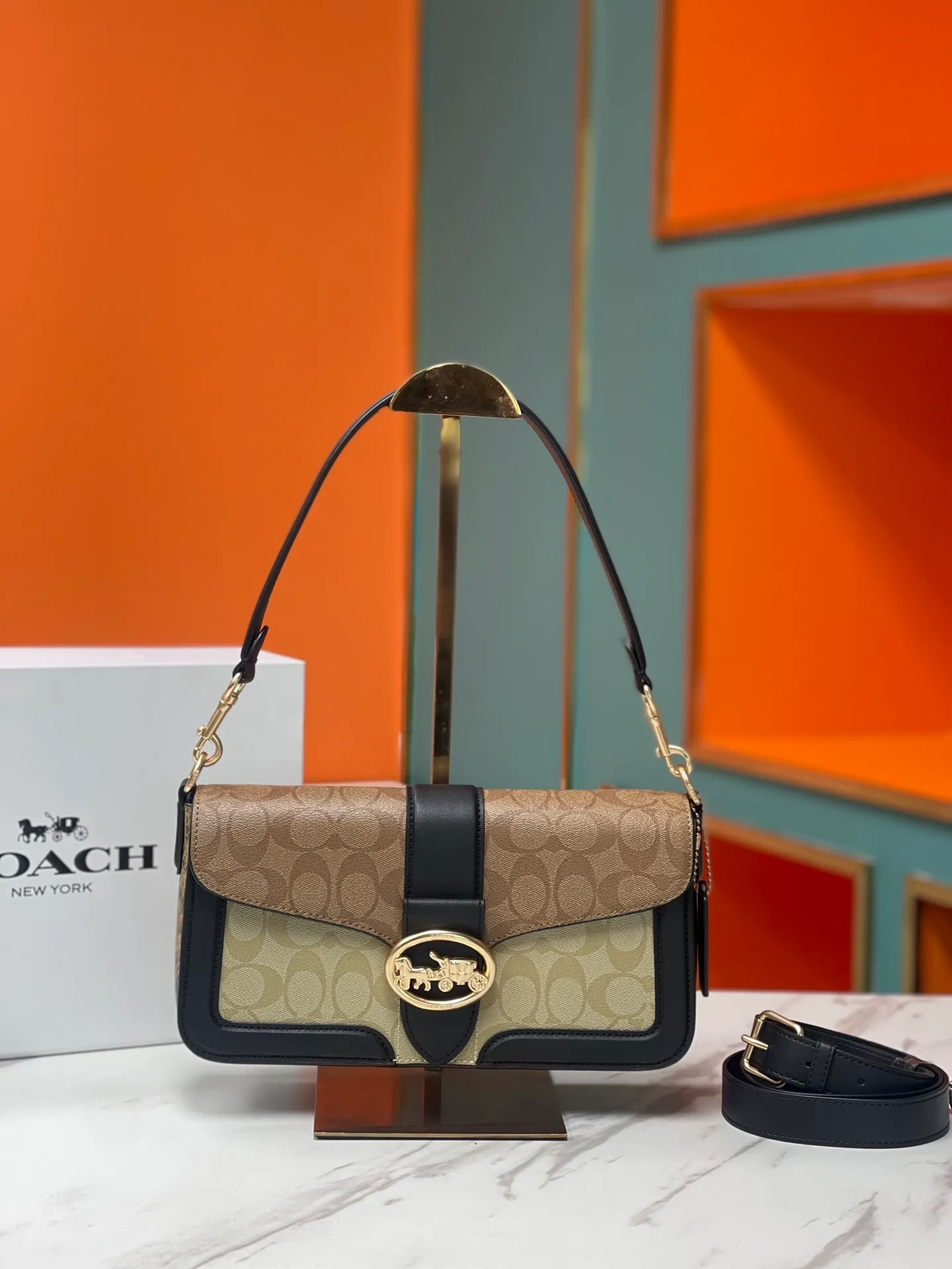 Top original order, batch 540💰coach/new model 💃Model 5509 is available at the counter simultaneously, the outlet style Tabby is about to become my favorite bag when going out on the street. The first time I got it, I thought it must be a hot item. The color is great, it can be worn under the armpits, and it can be worn with a small suit under the armpits in a medieval style. A cool and handsome girl walks. Approximate size: (There is an error of 1-3 cm due to manual measurement) 27x15x8 cm
