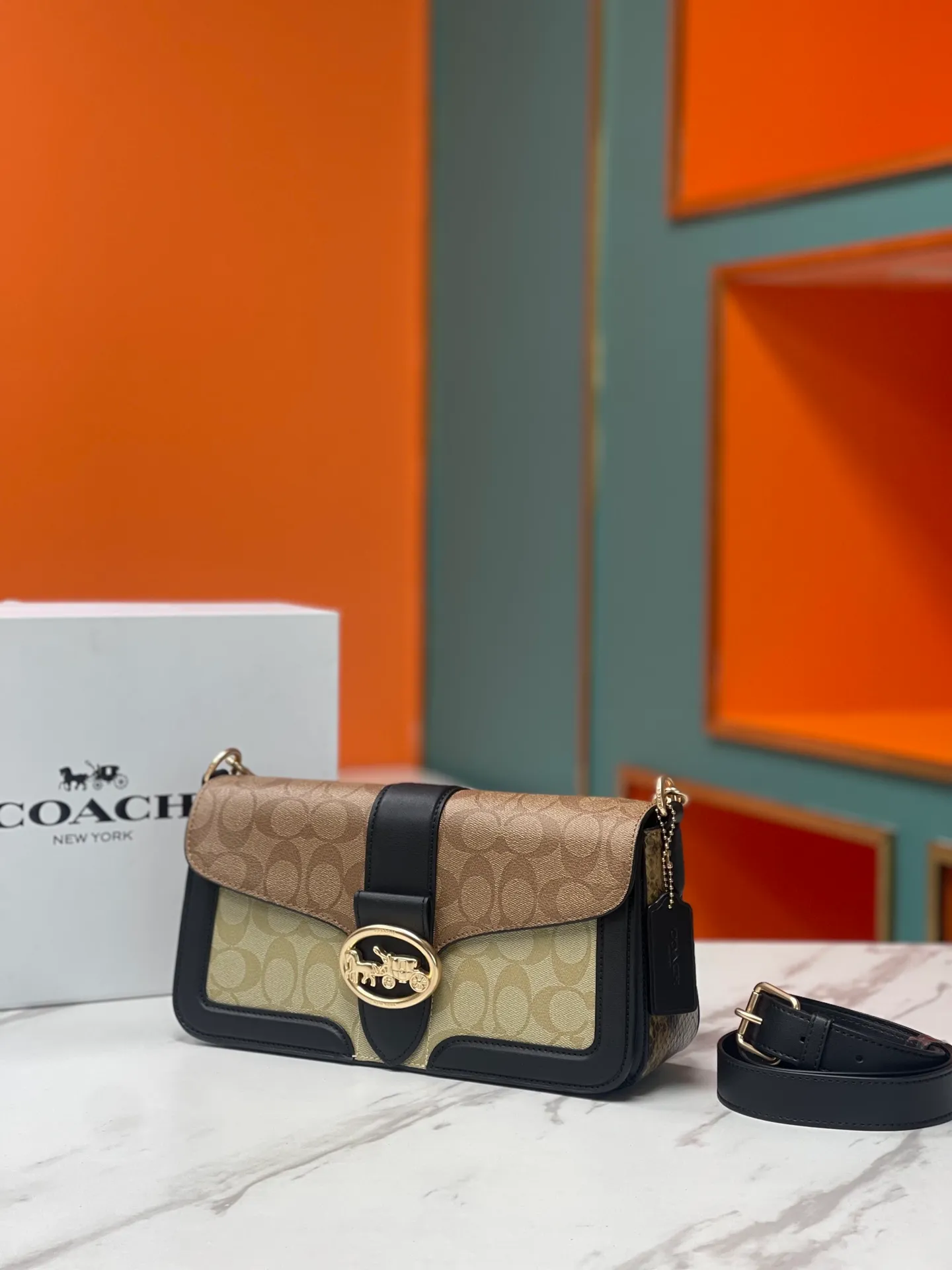 Top original order, batch 540💰coach/new model 💃Model 5509 is available at the counter simultaneously, the outlet style Tabby is about to become my favorite bag when going out on the street. The first time I got it, I thought it must be a hot item. The color is great, it can be worn under the armpits, and it can be worn with a small suit under the armpits in a medieval style. A cool and handsome girl walks. Approximate size: (There is an error of 1-3 cm due to manual measurement) 27x15x8 cm