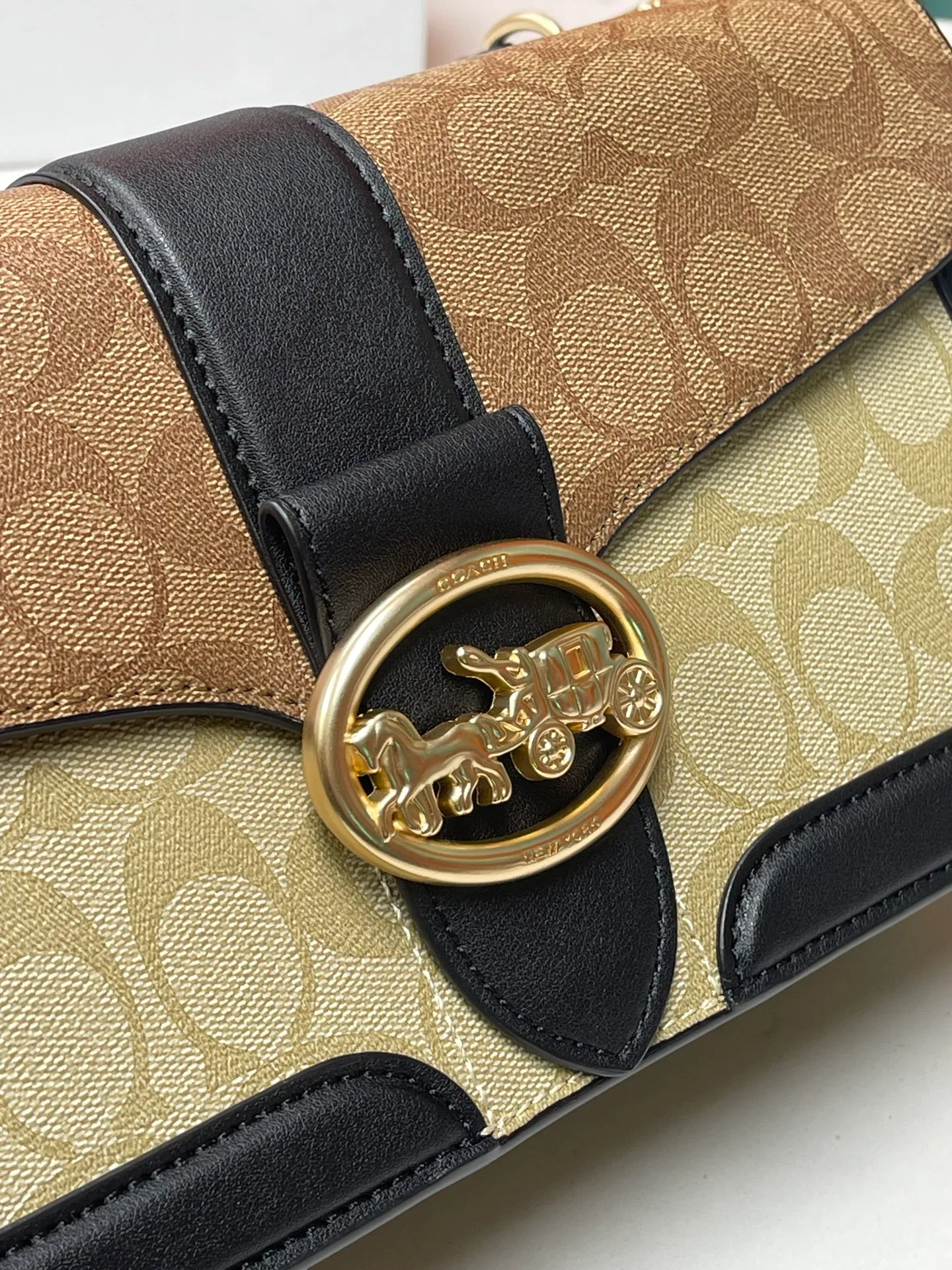 Top original order, batch 540💰coach/new model 💃Model 5509 is available at the counter simultaneously, the outlet style Tabby is about to become my favorite bag when going out on the street. The first time I got it, I thought it must be a hot item. The color is great, it can be worn under the armpits, and it can be worn with a small suit under the armpits in a medieval style. A cool and handsome girl walks. Approximate size: (There is an error of 1-3 cm due to manual measurement) 27x15x8 cm