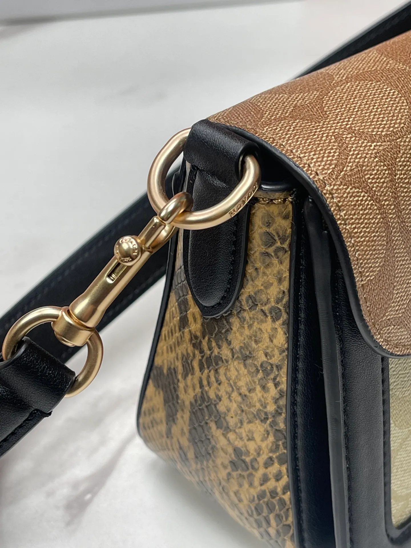 Top original order, batch 540💰coach/new model 💃Model 5509 is available at the counter simultaneously, the outlet style Tabby is about to become my favorite bag when going out on the street. The first time I got it, I thought it must be a hot item. The color is great, it can be worn under the armpits, and it can be worn with a small suit under the armpits in a medieval style. A cool and handsome girl walks. Approximate size: (There is an error of 1-3 cm due to manual measurement) 27x15x8 cm