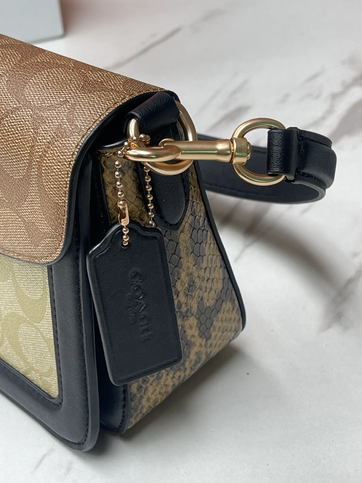 Top original order, batch 540💰coach/new model 💃Model 5509 is available at the counter simultaneously, the outlet style Tabby is about to become my favorite bag when going out on the street. The first time I got it, I thought it must be a hot item. The color is great, it can be worn under the armpits, and it can be worn with a small suit under the armpits in a medieval style. A cool and handsome girl walks. Approximate size: (There is an error of 1-3 cm due to manual measurement) 27x15x8 cm